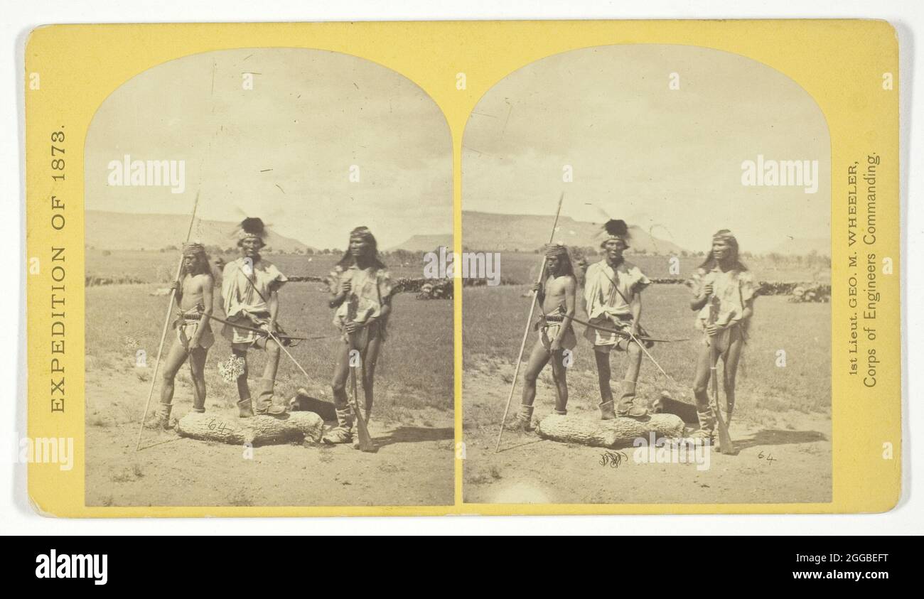 Apache-Indianer, wie sie für den Kriegspfad bereit erscheinen, 1873. Albumin-Druck, Stereo, nein 33 aus der Serie "Geographische Erkundungen und Erhebungen westlich des 100. Meridian". Stockfoto