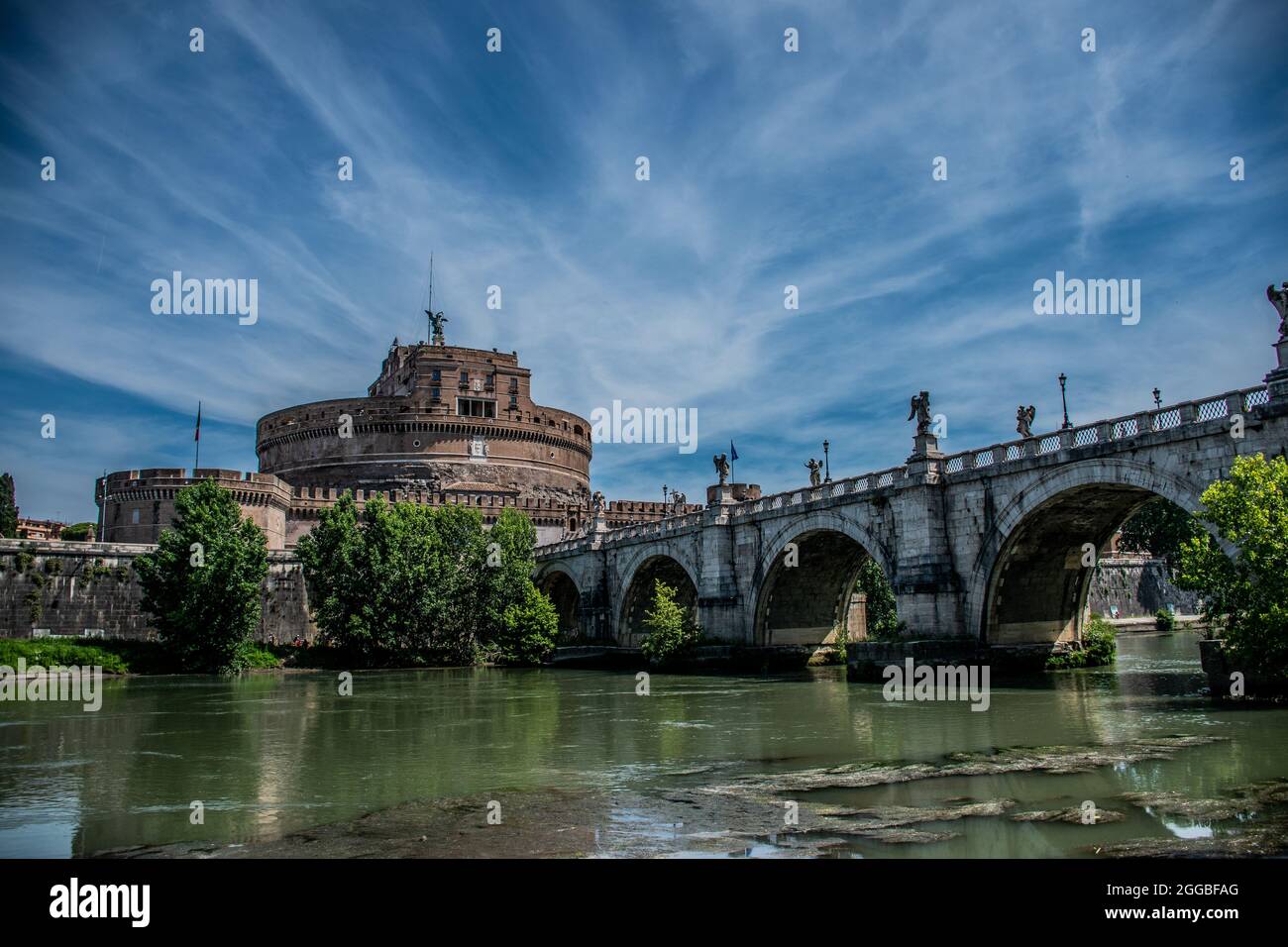 Blick auf die Engelsburg vom gegenüberliegenden Ufer des Tiber in Rom Stockfoto