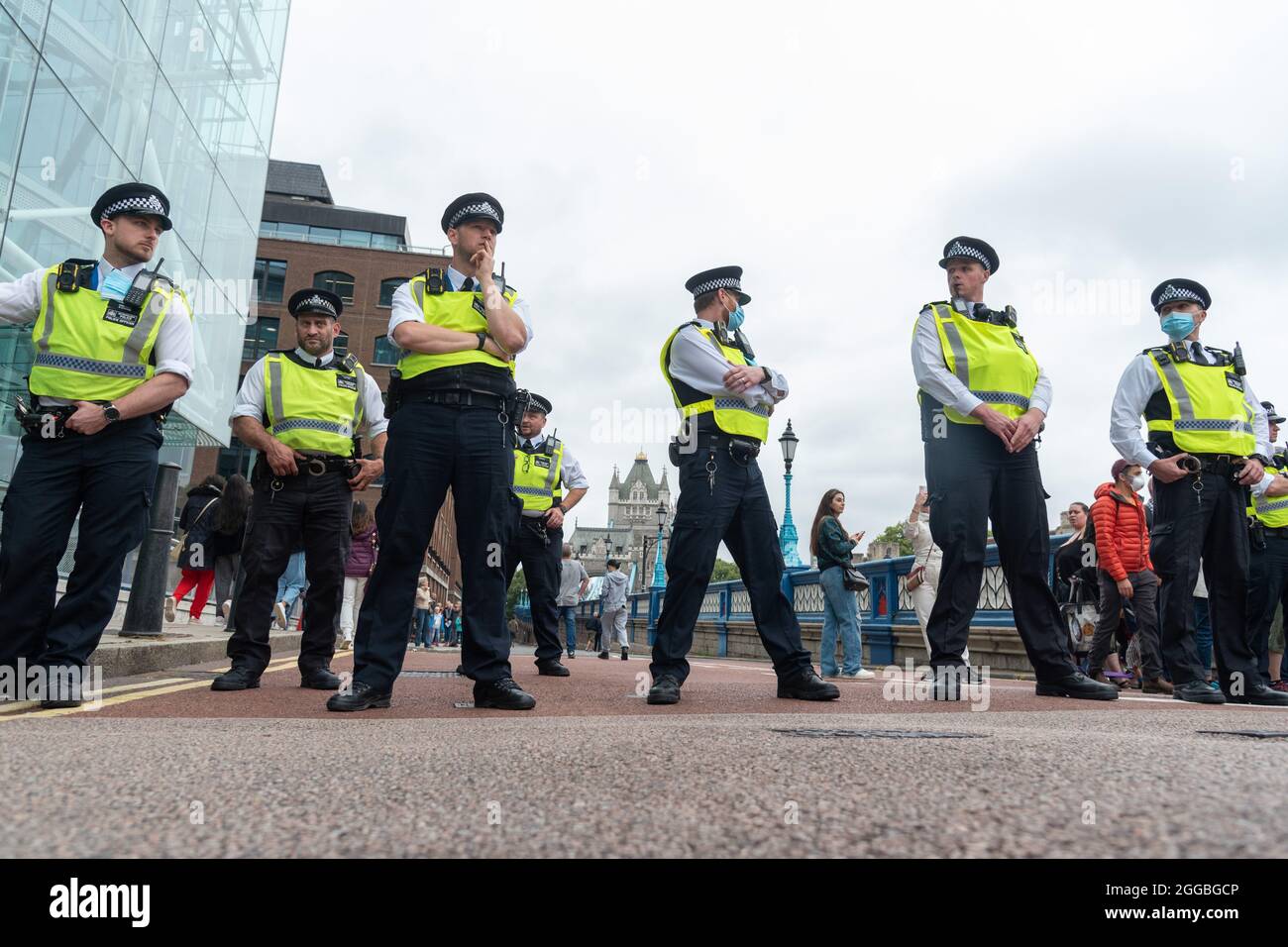 London, Großbritannien. August 2021. Polizeibeamte blockieren den Zugang zur Tower Bridge in London, um das Aussterben von Rebellions The Impossible Tea Party-Demonstranten am Zugang zu hindern. (Foto von Dave Rushen/SOPA Images/Sipa USA) Quelle: SIPA USA/Alamy Live News Stockfoto