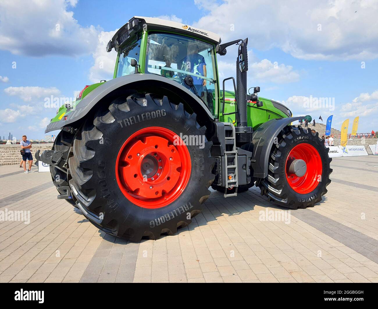 Großer roter landwirtschaftlicher Traktor mit riesigen Rädern auf dem Display auf der Ausstellung, Traktorreifen in der Stadt Dnipro, Dnepropetrovsk, Ukraine. 2021-07-24 Stockfoto