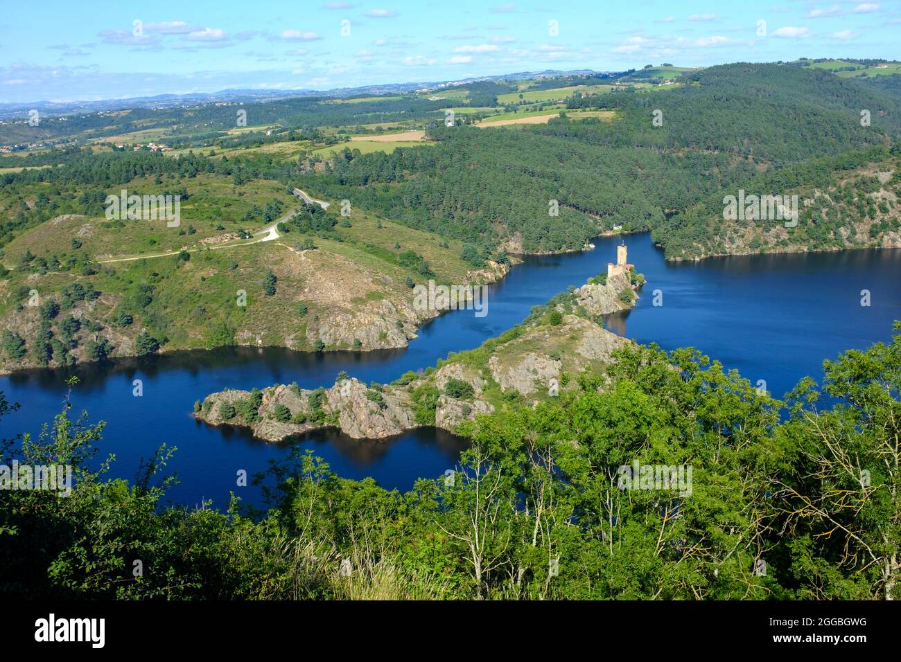 Ile de Grangent und Chateau de Grangent angesehen von Schloss d'Essalois in der Nähe von Saint-Etienne, Frankreich Stockfoto