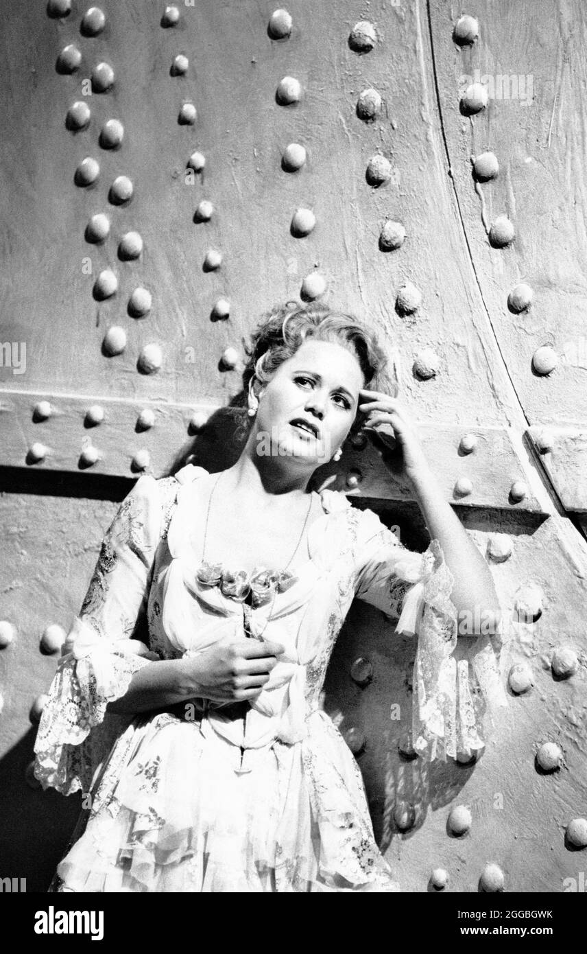 Amanda Roocroft (Fiordiligi) in COSI FAN TUTTE von Mozart an der Glyndebourne Festival Opera, East Sussex, England 24/05/1991 Musik: Wolfgang Amadeus Mozart Libretto: Lorenzo Da Ponte Dirigent: Simon Rattle Design: Maria Bjornson Beleuchtung: Pat Collins Regie: Trevor Nunn Stockfoto