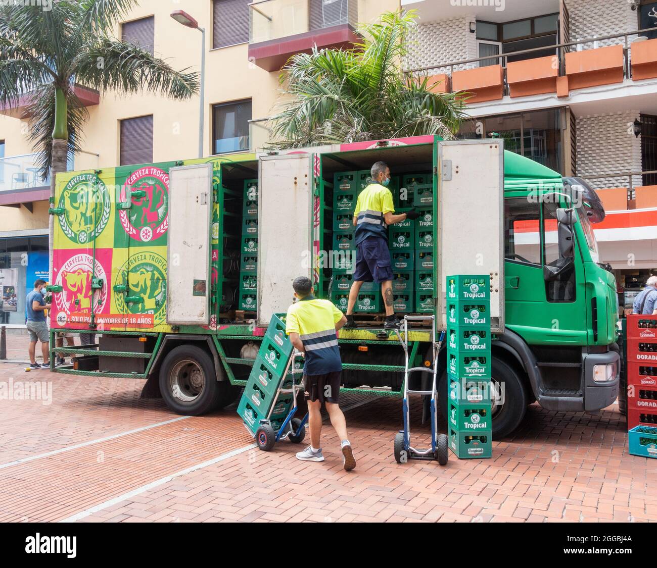 LKW-LKW von lokalen Brauereien vor Bars auf Gran Canaria, Kanarische Inseln, Spanien. Stockfoto