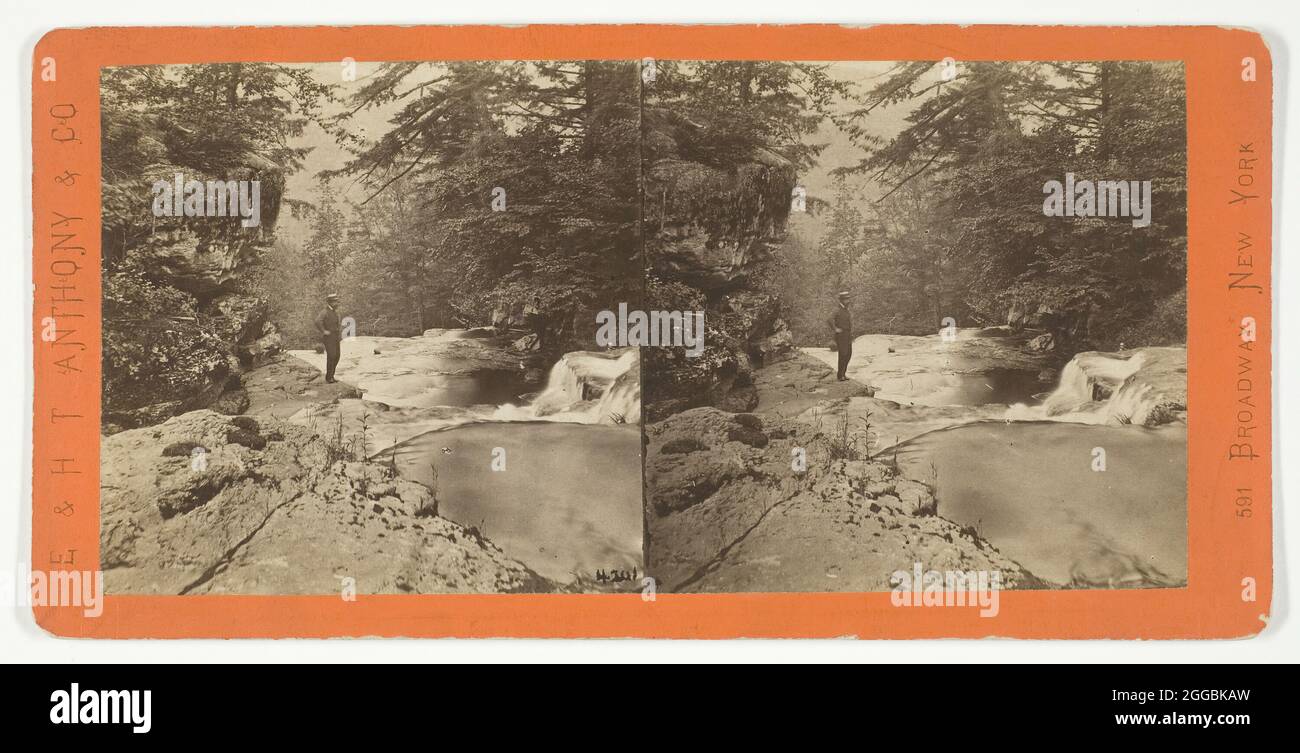 Looking Down the Kauterskill, aus dem New Laurel House, 1869/1900. [Mann bei den Kaaterskill Falls auf Spruce Creek, Catskill Mountains, New York State]. Albumendruck, Stereokard, nein 4202 aus der Serie "die Glens der Catskills". Stockfoto