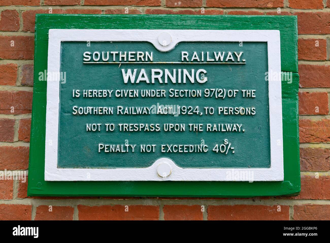 Der Bahnhof Breamore, Hampshire, Großbritannien, wurde 1964 nach dem Beeching Report geschlossen. Warnhinweis zur Übertretung der Südbahn 1924. Stockfoto