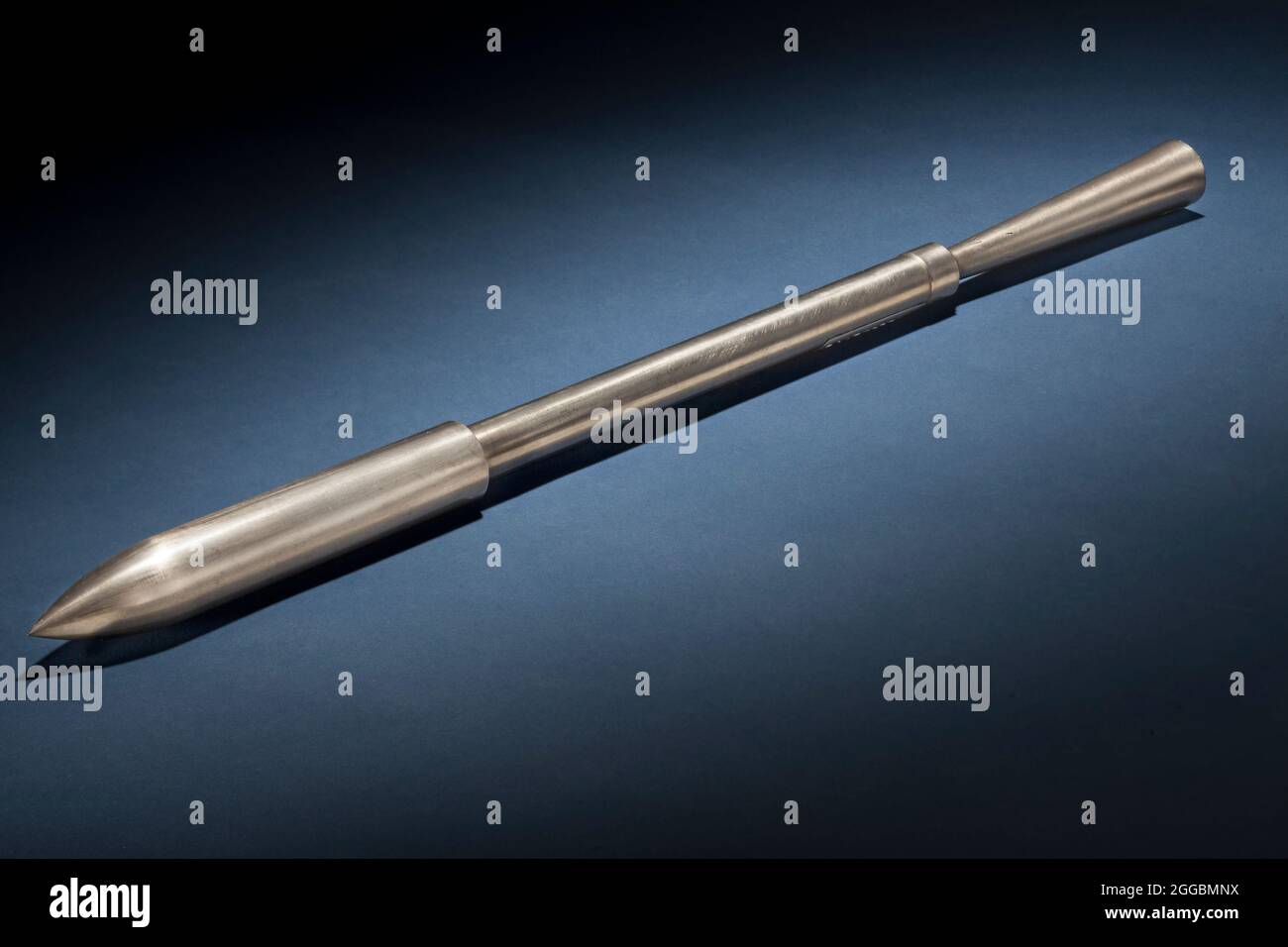 Dies ist eine 1-Zoll-Festbrennstoff-Rakete, die 1917-1918 vom US-Raketenpionier Robert H. Goddard für die US-Armee gebaut und getestet wurde, um sie während des Ersten Weltkriegs als Waffe einsetzen zu können.die Experimente wurden in der Nähe des Mount Wilson Observatoriums in Pasadena, Kalifornien, durchgeführt. Später wurde am 6. November 1918 vor Armeeoffizieren auf dem Aberdeen Proving Grounds, Aberdeen, Maryland, ein Prozess geführt. Die Versuche liefen gut und dieses Modell erreichte etwa 750 Meter. Am folgenden Tag wurde jedoch der Waffenstillstand unterzeichnet, der den Krieg beendete und das Interesse der Armee an diesem Projekt beendete. Goddard wechselte auf flüssigen Propel Stockfoto