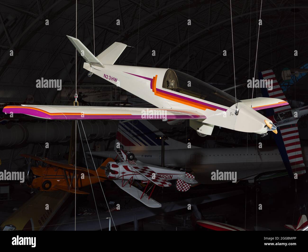 Flachgeflügelter Motorglider mit Ve-Tail, beige mit violetten, roten und orangen Zierleisten; Einsitzige Flugzeuge, die aus Teilen gebaut wurden, die per Versandpaket an den Baumeister geschickt wurden; montiert auf einem fahrbaren Anhänger mit abgelösten Flügeln (A19940029000). Der Lehrer John Monnet entwarf den Moni (Mo-nee) Anfang der 1980er Jahre und prägte dann den Begriff „Luftfahrzeug“, um dieses Flugzeug zu beschreiben. Das Design von Monnet hat fast alle Vorzüge in sich aufgenommen, die so viele Freizeitpiloten in einem Flugzeug finden wollten. Das Moni sah toll aus, nur auf der Rampe zu sitzen. Es hat gut funktioniert, und jemand, der mit durchschnittlichen Werkstattwerkzeugen recht praktisch ist, könnte c Stockfoto