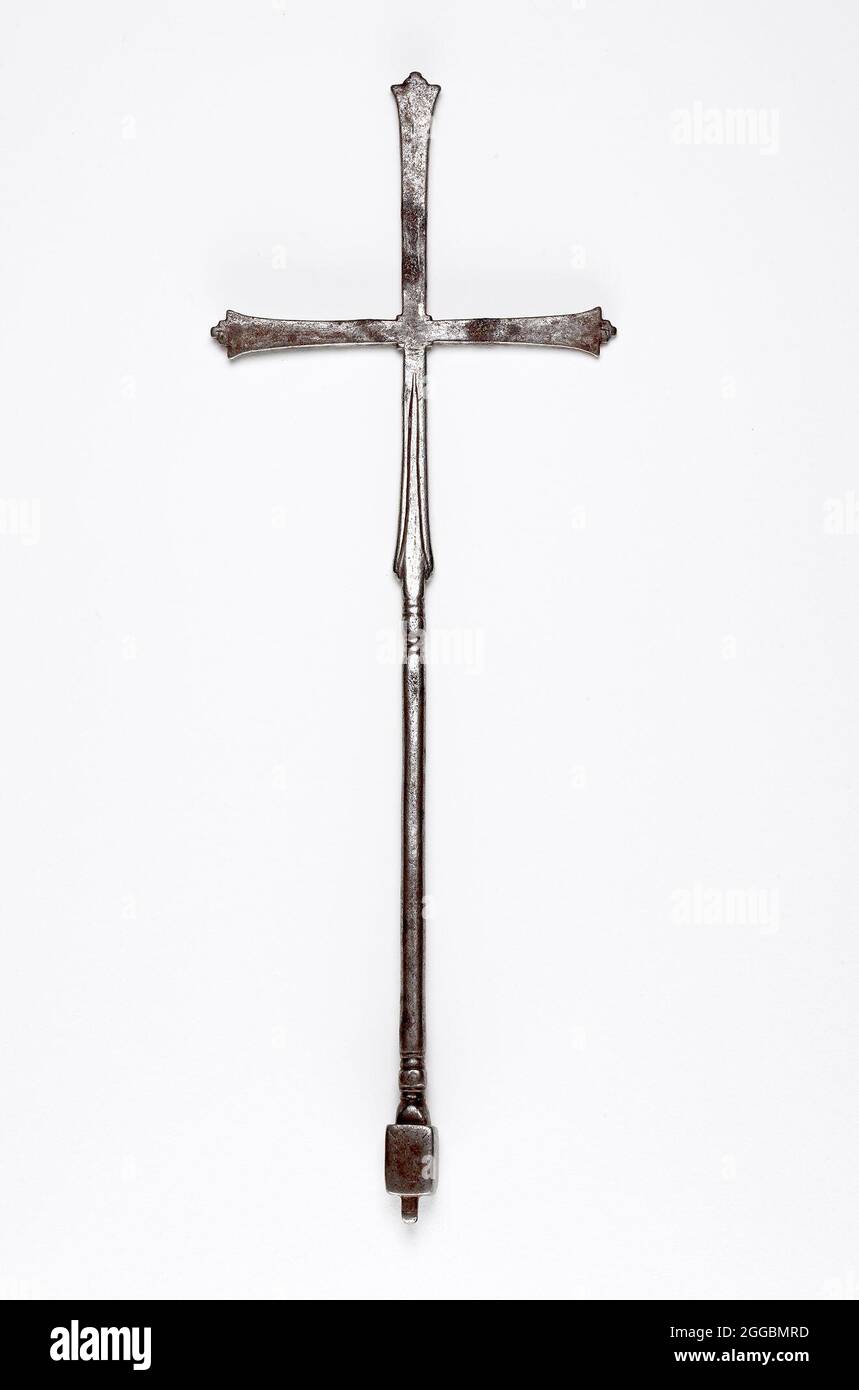 Glattes Eisen, schlankes Kreuz mit leicht ausgestellten Armen und 3 gelappten Auslegern. An der Unterseite des Schaftes befindet sich ein massiver rechteckiger Kasten. Stockfoto