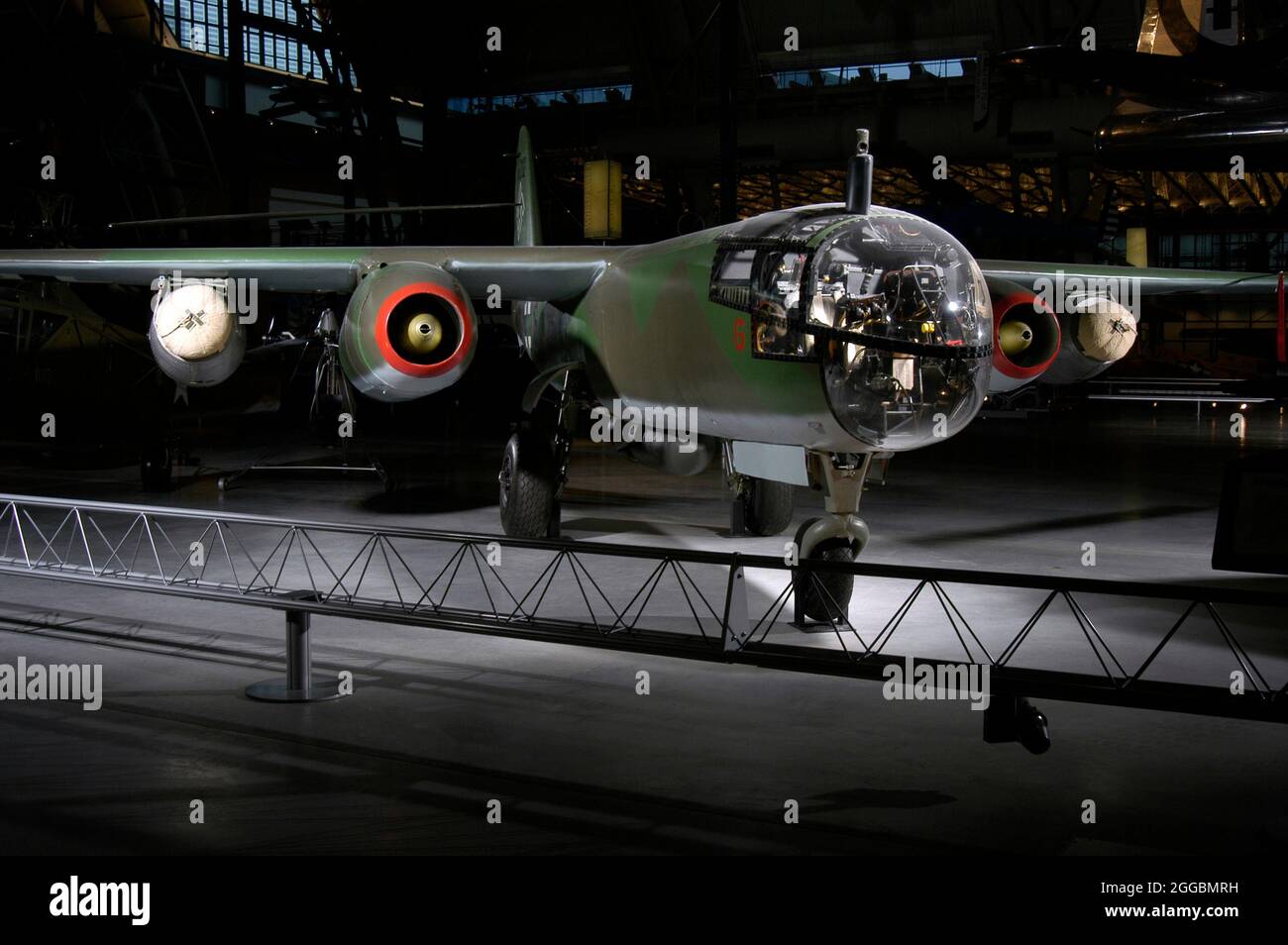 Einsitziger, zweimotoriger Düsenbomber mit RATO. Der Arado Ar 234 B Blitz (Lightning) war das erste operationelle Düsenbomber- und Aufklärungsflugzeug der Welt. Die erste Kampfmission Ar 234, ein Aufklärungsflug über den alliierten Strandkopf in der Normandie, fand am 2. August 1944 statt. Mit einer Höchstgeschwindigkeit von 735 Kilometern (459 Meilen) pro Stunde entging der Blitz den alliierten Kolbenmotorjägern. Während die Ar 234, die Luftwaffeneinheiten erreichten, weniger berühmt als die Messerschmitt Me 262-Düsenjäger waren, leistten sie vor allem als Aufklärungsflugzeug einen hervorragenden Dienst. Diese Ar 234 B-2 diente mit Bombe Stockfoto