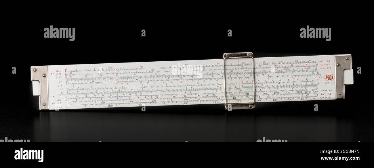 Diese Folienregel gehörte Dr. Sally K. Ride. Bevor in den 1970er Jahren elektronische Taschenrechner zur Verfügung standen, wurden Slide-Regeln als Hilfsmittel für komplexe mathematische Operationen verwendet. Ride verwendete dieses Gerät als Student, der Kurse in Physik und Astrophysik besucht. Sally Ride wurde die erste amerikanische Frau im All, als sie 7 auf der Shuttle-Mission STS-1983 flog. Ihre zweite und letzte Weltraummission war STS-41G im Jahr 1984. Stockfoto