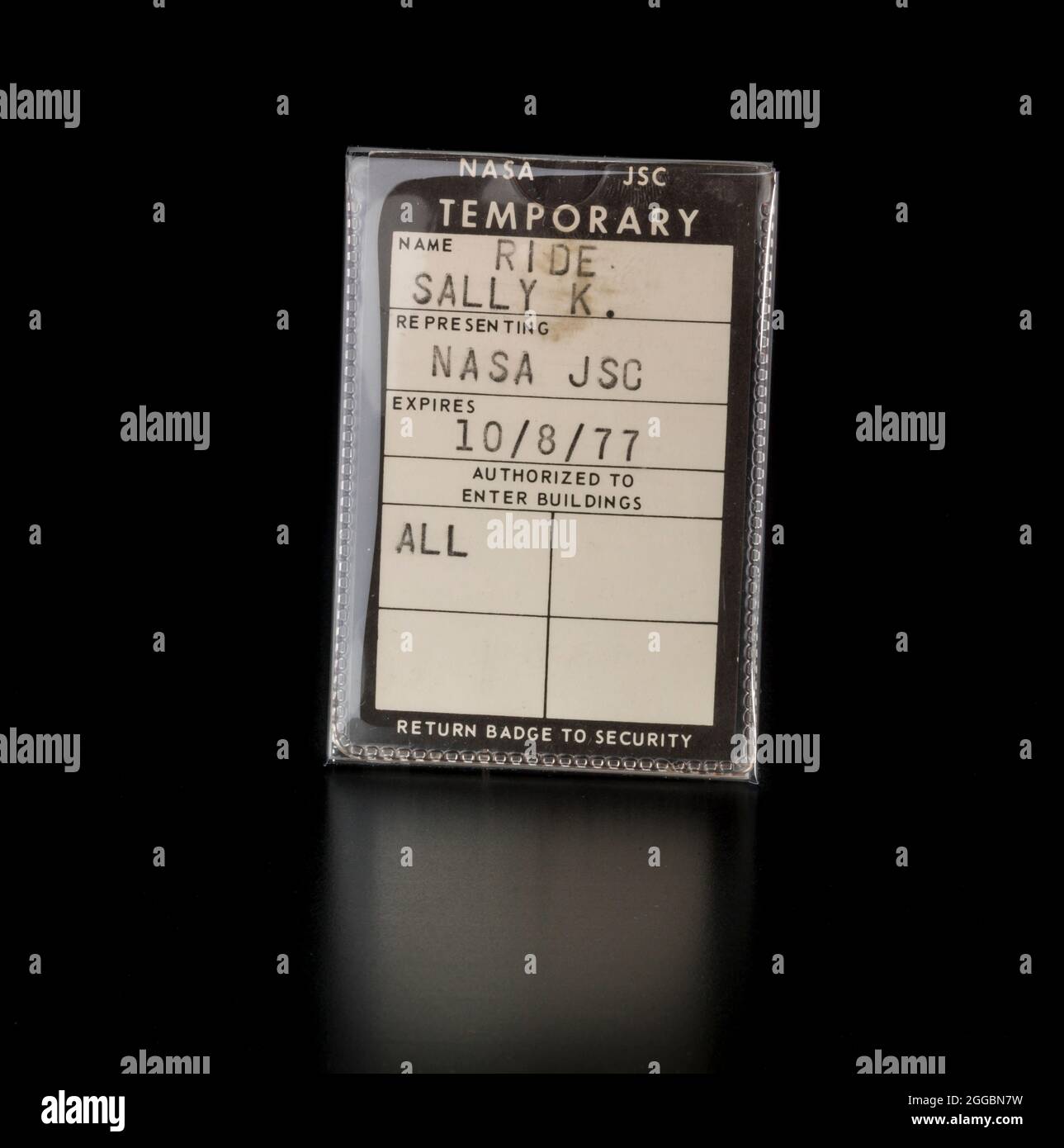 NASA JSC temporäre Abzeichen von Sally K. Ride, 1977. Dieser temporäre Ausweis des NASA Johnson Space Center (JSC) gehörte Dr. Sally K. Ride. Es wurde ihr im Oktober 1977 ausgestellt, als sie dort für eine Woche medizinischer Tests und Interviews für das Astronautenauswahlprogramm ankam. Ride, damals Doktorand in Physik an der Stanford University, hatte sich im Januar zusammen mit fast 8,000 anderen Personen für das Programm beworben. Die Einladung zur JSC bedeutete, dass sie Finalistin für das Programm war. Drei Monate später, im Januar 1978, verkündete die NASA, dass sie und fünf weitere Frauen und 29 Männer Cho gewesen seien Stockfoto