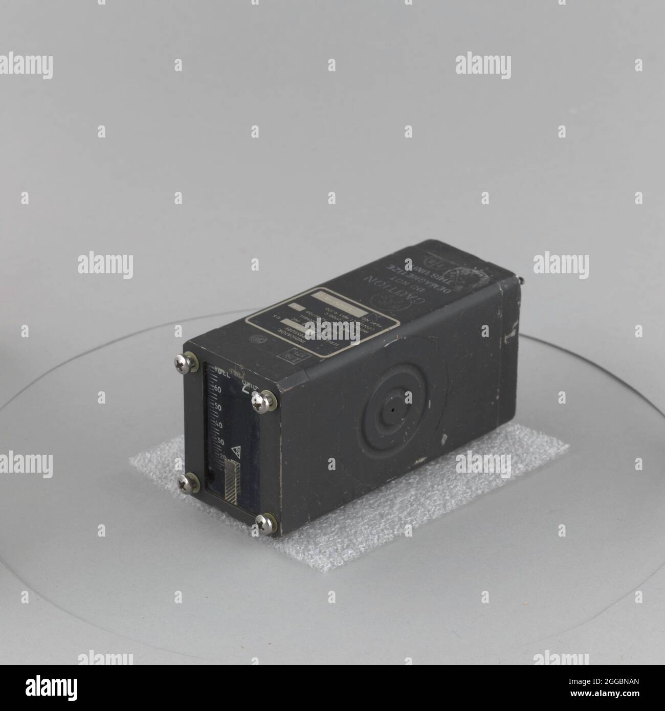 Dieses Cockpit-Instrument lieferte Informationen über den Druck in den Kraftstoff- und Oxidationstanks eines der Antriebs- und Lagekontrollsysteme der Gemini-Raumsonde. Astronauten flogen zwischen 1965 und 66 zehn Zwillinge-Missionen und ebneten damit den Weg für die Apollo-Missionen zum Mond. Die Hauptziele von Gemini waren das Sammeln von Erfahrungen mit Rendezvous und Andocken, langfristiger Raumfahrt und extravehikulärer Aktivität. Die NASA übertrug dieses Instrument 1972 an das Smithsonian. Stockfoto