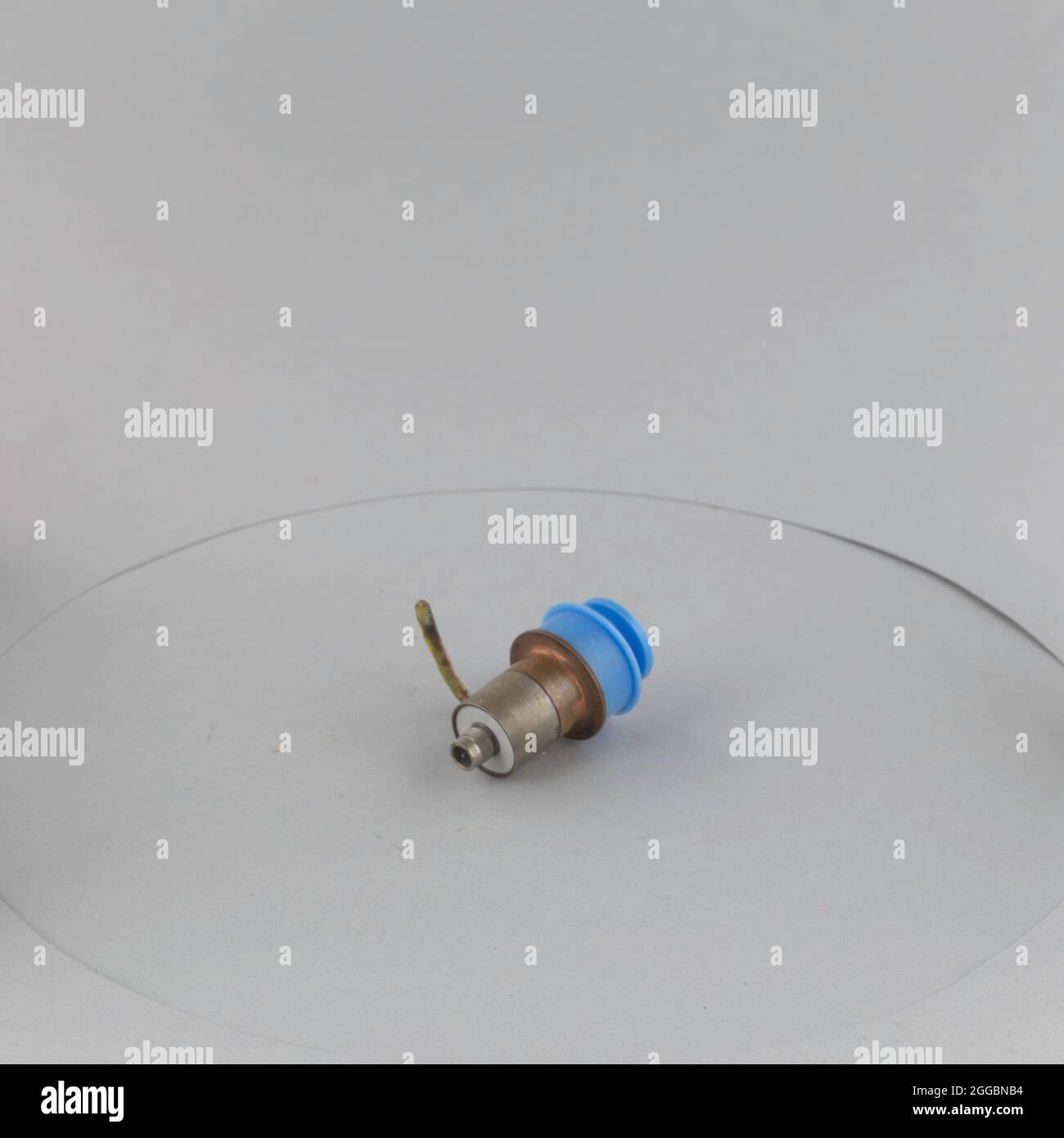 Dies ist ein Ionisationsdetektor für Gaserweiterungen in der Ionisationskammer, ähnlich denen, die in Aerobee-Raketen in den späten 1950er bis frühen 1960er Jahren geflogen sind. Das Lithiumfluorid-Fenster in diesem Detektor wurde so konzipiert, dass es für Strahlung im Bereich von 1050 bis 1300 Angström transparent ist. Die durch den Einfluss der Photonen auf das Innengas erzeugten Ladungen gingen dann zur entgegengesetzt geladenen Elektrode. Zusätzliche Kollisionen der Ionen und Elektronen mit Füllgas auf dem Weg zu den Elektroden erzeugten mehr Ladungen und verstärkten das Signal in der Tat. Dieses Artefakt ist Teil einer Sammlung von hochenergetischen Detektionssammlung Stockfoto