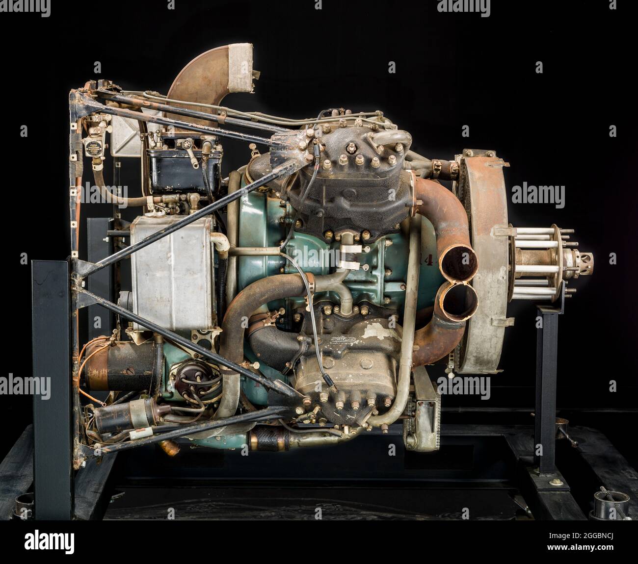 Dieser flüssigkeitsgekühlte Zweitaktmotor mit Direktantrieb und Kompressor war ein sehr ungewöhnliches Design mit vier Zylinderblöcken, die jeweils zwei Zylinderbohrungen mit einer gemeinsamen Brennkammer enthielten. Mindestens eine Anwendung war ein kleines funkgesteuertes Zielflugzeug, und es angetrieben auch ein Oldsmobile acht Automobil. Die Flugtests des berühmten Renn- und Testpiloten Tony Levier wurden im Jahr 1940 mit einem Cessna Airmaster C-165 bis zu 7.6 km (25,000 ft.) erfolgreich fortgesetzt, aber andere dringende Kriegsprioritäten führten zur Beendigung des Projekts. Ein technischer Bericht aus dem Jahr 1942 Stockfoto