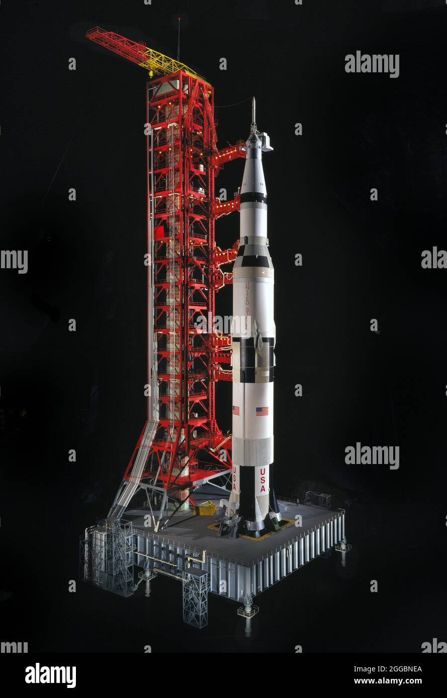 Modell, Rakete, Saturn V, 1975. Dies ist ein Modell im Maßstab 1:1:34 des Saturn V und seines Startturms. Die Saturn V war eine von mehreren Raketen, die von der National Aeronautics and Space Administration für den Einsatz im Apollo-Programm entwickelt wurden. Als Amerikas größtes operationelles Trägerfahrzeug, ein Saturn V, im Dezember 1968 erstmals eine bemannte Apollo-Raumsonde startete, wurde die Besatzung von Apollo 8 in die Mondumlaufbahn versetzt. Im Juli 1969 schickte die Rakete die Astronauten Neil Armstrong und Edward Aldrin, Jr. von Apollo 11, auf die Mondoberfläche, während Michael Collins in der Mondumlaufbahn blieb. Saturn V wurde in der RE verwendet Stockfoto