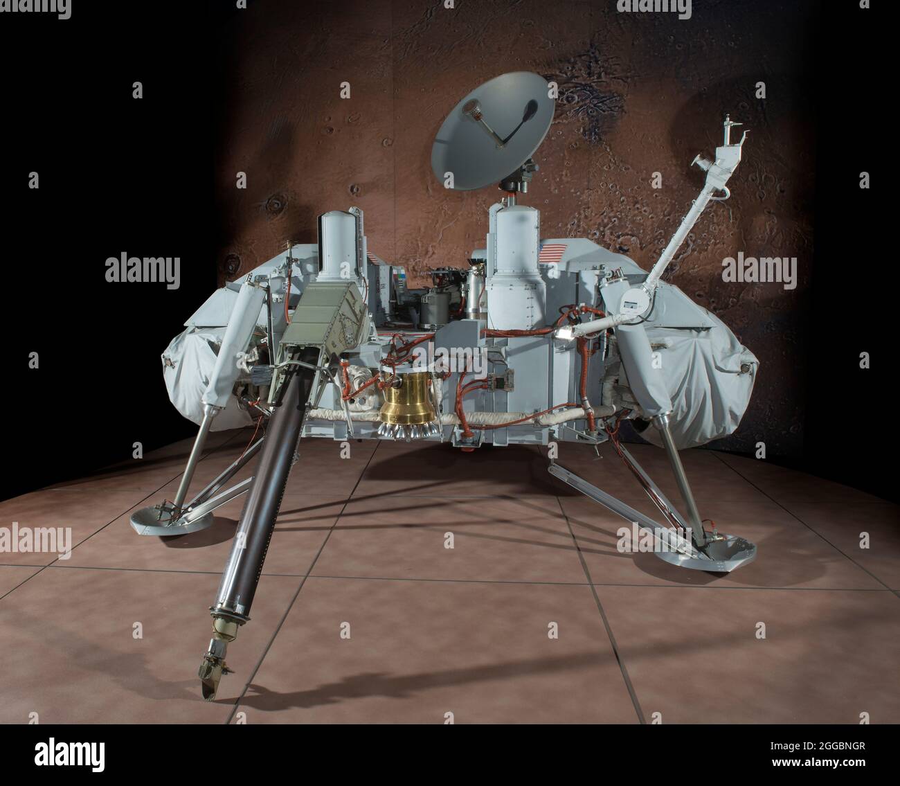 Dies ist der Testartikel des Viking Mars Lander. Für die Erforschung des Mars stellte Viking den Höhepunkt einer Reihe von Erkundungsmissionen dar, die 1964 mit Mariner 4 begonnen und 6 mit Mariner 7 und Mariner 1969 Flybys und 9 und 1971 mit einer Mariner 1972 Orbitalmission fortgesetzt wurden. Die Viking-Mission verwendete zwei identische Raumfahrzeuge, die jeweils aus einem Lander und einem Orbiter bestanden. Viking 1, der am 20. August 1975 vom Kennedy Space Center in Florida aus gestartet wurde, verbrachte fast ein Jahr damit, zum Mars zu reisen, einen Orbiter um den Planeten in Betrieb zu nehmen und landete am 20 1976. Juli auf dem Chry Stockfoto