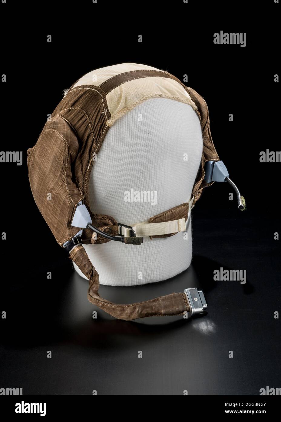 Kommunikationsträger von Neil Armstrong, Apollo 11, 1949. Headset, das von Astronaut Neil Armstrong während der Apollo 11-Mission im Juli 1969 verwendet wurde. Kommunikationsträger wurden während des Starts und der Mission getragen und wurden liebevoll als „Snoopy Cap“ bezeichnet, weil sie einer berühmten Zeichentrickfigur der Ära ähneln. Es wurde aus einem elastischen Mittelteil mit Teflon-Stoffseiten mit Kommunikationsgeräten und Mundstück hergestellt. Er wurde unter dem Kinn befestigt und während der Startsequenz, im Mondmodul und auf der Mondoberfläche getragen. Stockfoto