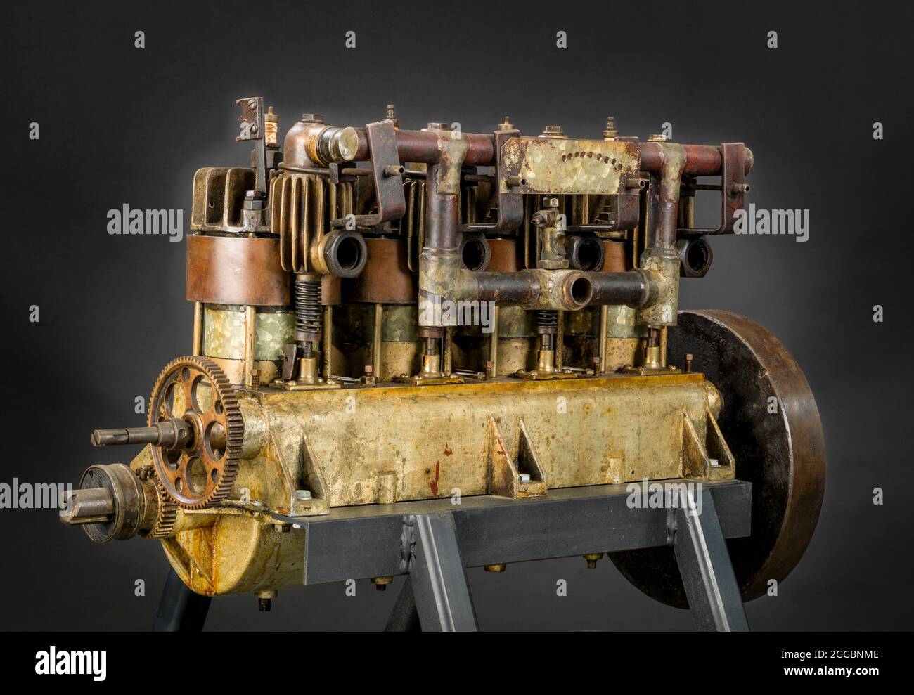 Dieser Motor, der von der Glenn H. Curtiss Manufacturing Company aus Hammondsport, New York, um 1907 gebaut wurde, wird angenommen, dass es sich um einen Motor des Modells C-4 oder D-4 handelt. Das Modell C-4 wurde speziell als Kraftwerk für ein US-Militär-Luftschiff entwickelt. Es wurde als leichter Luftfahrtmotor gebaut und war mit mechanischen Ventilen und Hilfsanschlüssen ausgestattet. Ein Propeller wurde direkt mit seiner Antriebswelle verbunden. Das Modell D-4 war identisch mit dem Modell C-4, außer dass es wassergekühlt war. Der D-4 wurde als leichter Motor entwickelt, der von Curtiss für Marineinterzanwendungen empfohlen wird, bei denen das zusätzliche Gewicht von ungefähr liegt Stockfoto