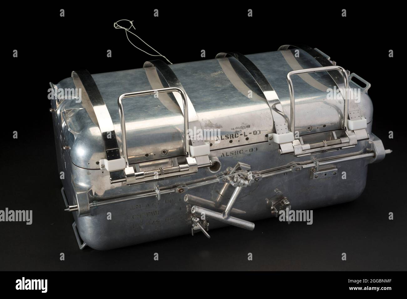 Der Apollo Lunar Sample Return Container (ALSRC) war eine Aluminiumbox mit einer dreifachen Dichtung, die von der Nuclear Division of Union Carbide hergestellt wurde. Es wurde bei Apollo-Mondlandemissionen verwendet, um ein lunares Vakuum um die Proben zu bewahren und sie vor der Schockumgebung des Rückfluges zur Erde zu schützen. Ein Mesh-Futter aus Aluminium trug dazu bei, Stöße zu absorbieren. Vor dem Flug wurde jede Box mit Probenbehälterbeuteln und anderen Vorrichtungen zum Eindämmen von Proben beladen. Die "Felskaste" wurde dann unter Vakuum geschlossen, so dass sie keinen Druck enthalten würde, der größer ist als der Mond-Umgebungsdruck. Am Th Stockfoto