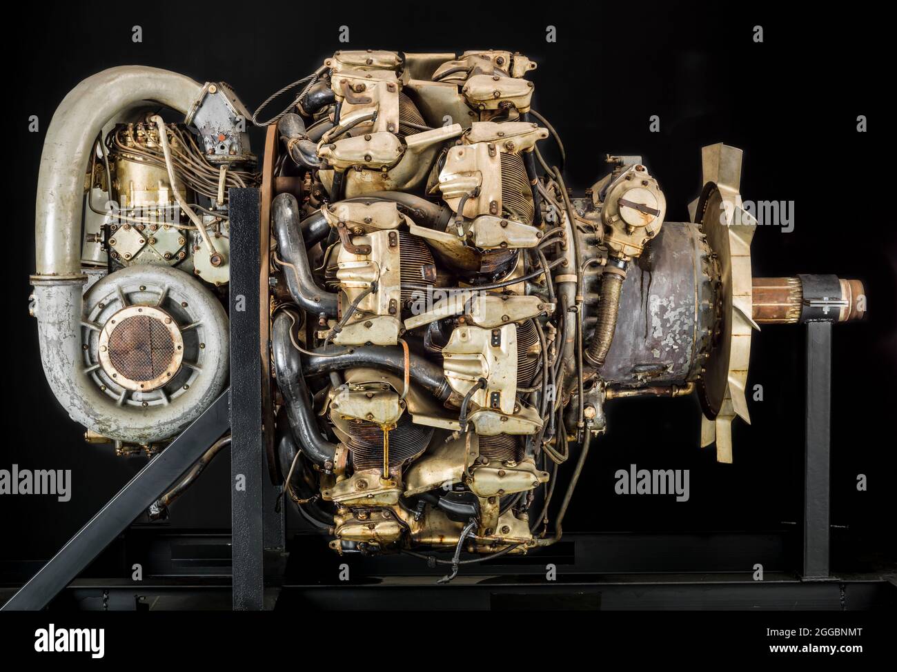 Mitsubishi war der erste und größte Serienproduzent japanischer Motoren im Zweiten Weltkrieg, wobei ein Pratt &amp; Whitney-Arrangement aus dem Jahr 1937 möglicherweise zu diesem Erfolg beigetragen hat. Dieser 18-Zylinder, zweireihige, luftgekühlte Flugzeugmotor verfügt über eine zweistufige Untersetzung, einen Kühlgebläse und zwei transversale Kompressoren, um eine zweistufige Aufladung zu erreichen. Vier dieser Motoren sollten den experimentellen Langstreckenbomber Kawasaki Ki-91 Army anfahren, der größer als die Boeing B-29 sein sollte und einen Aktionsradius von 4,474 km (2,796 Meilen) aufweisen sollte. Das Design dieses Bombers begann im Mai 1943, und ein Profi Stockfoto