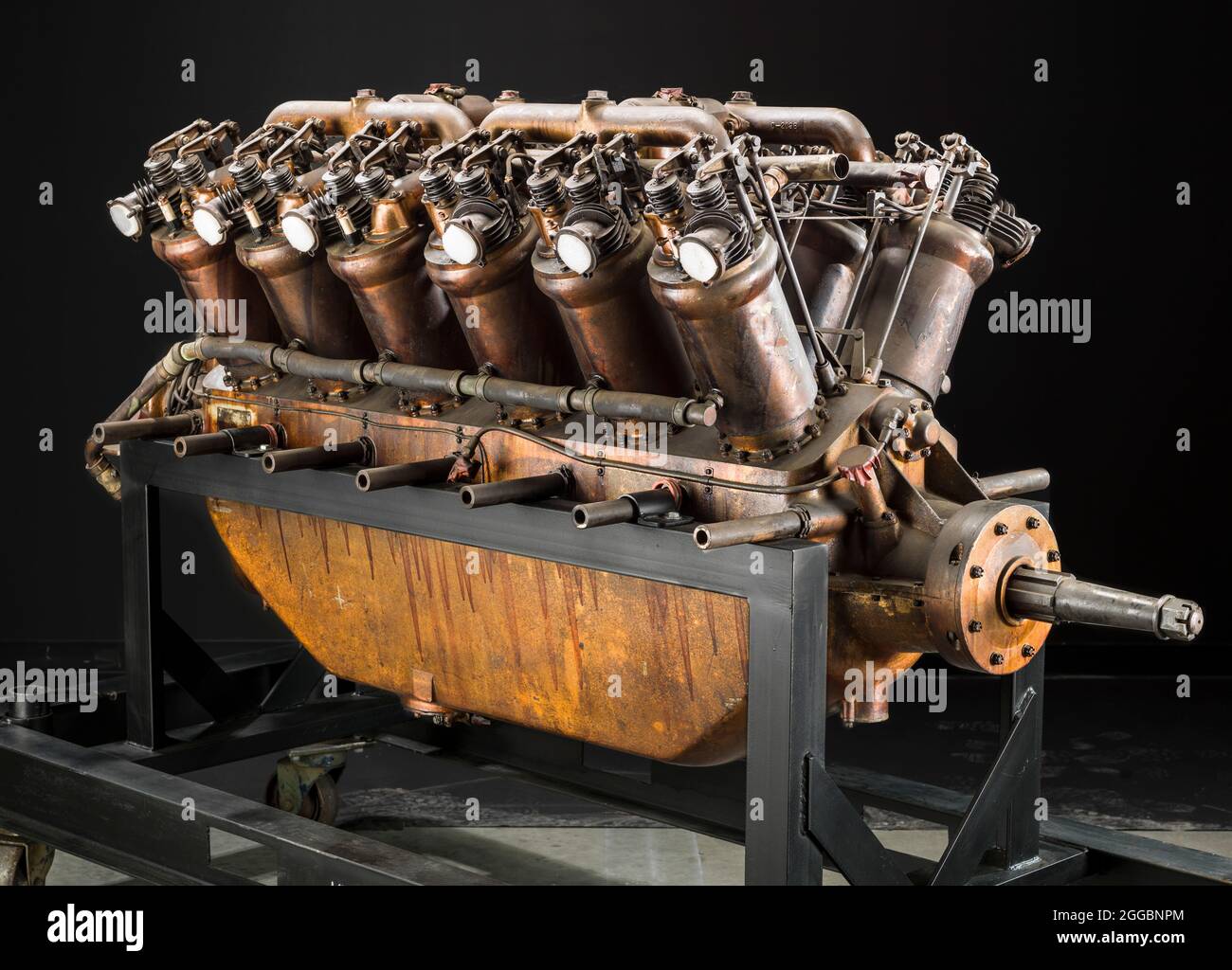 Ende 1915 führte Curtiss eine Designstudie für einen großen Flugzeugmotor von 224 kW (300 ps) oder mehr durch. Ziel war ein Kraftwerk für große Wasserflugzeuge, wie die britischen Naval Air Forces, die bei der Patrouille der Nordsee auf feindliche U-Boote eingesetzt wurden. Die schnellste Möglichkeit, einen solchen Motor zu entwickeln, wurde angenommen, indem der 8-Zylinder Curtiss VX-Motor in eine 12-Zylinder-Version erweitert wurde. Der erste Curtiss-Motor mit 12 Zylindern wurde als V-4 bezeichnet. Obwohl dieser Motor schließlich etwa 298 kW (400 ps) entwickelte, wurde er nicht produziert, weil ein erfolgreicher Rivale, der Liberty, leichter und leichter war Stockfoto