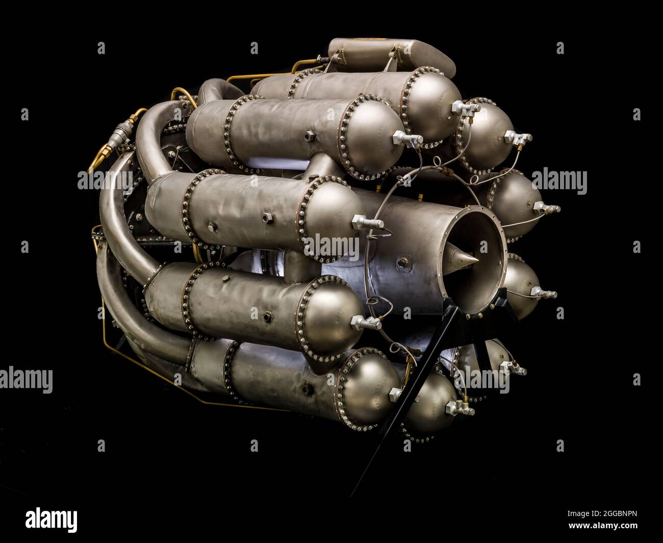 Sir Frank Whittles Jet-Flugzeugmotor wurde 1932 patentiert und Power Jets, Ltd. Wurde 1936 gegründet. Der Testmotor der Whittle-Einheit lief erstmals am 12. April 1937. Im Jahr 1939 hat das britische Luftverkehrsministerium einen Vertrag über die Flugtests des W.1-Triebwerks mit dem neuen Flugzeug Gloster E.28/39 unterzeichnet. Während der Rollversuche wurde der nicht flugfähige W.1X inoffiziell zum ersten britischen Turbojet, der in der Luft war, als der E.28/39 kurze, gerade Sprünge machte. Die W.1 flog offiziell in der E.28/39 am 15. Mai 1941. Der W.1X und die Zeichnungen des W.2B-Produktionsmotors wurden an General Electric Comp geliefert Stockfoto