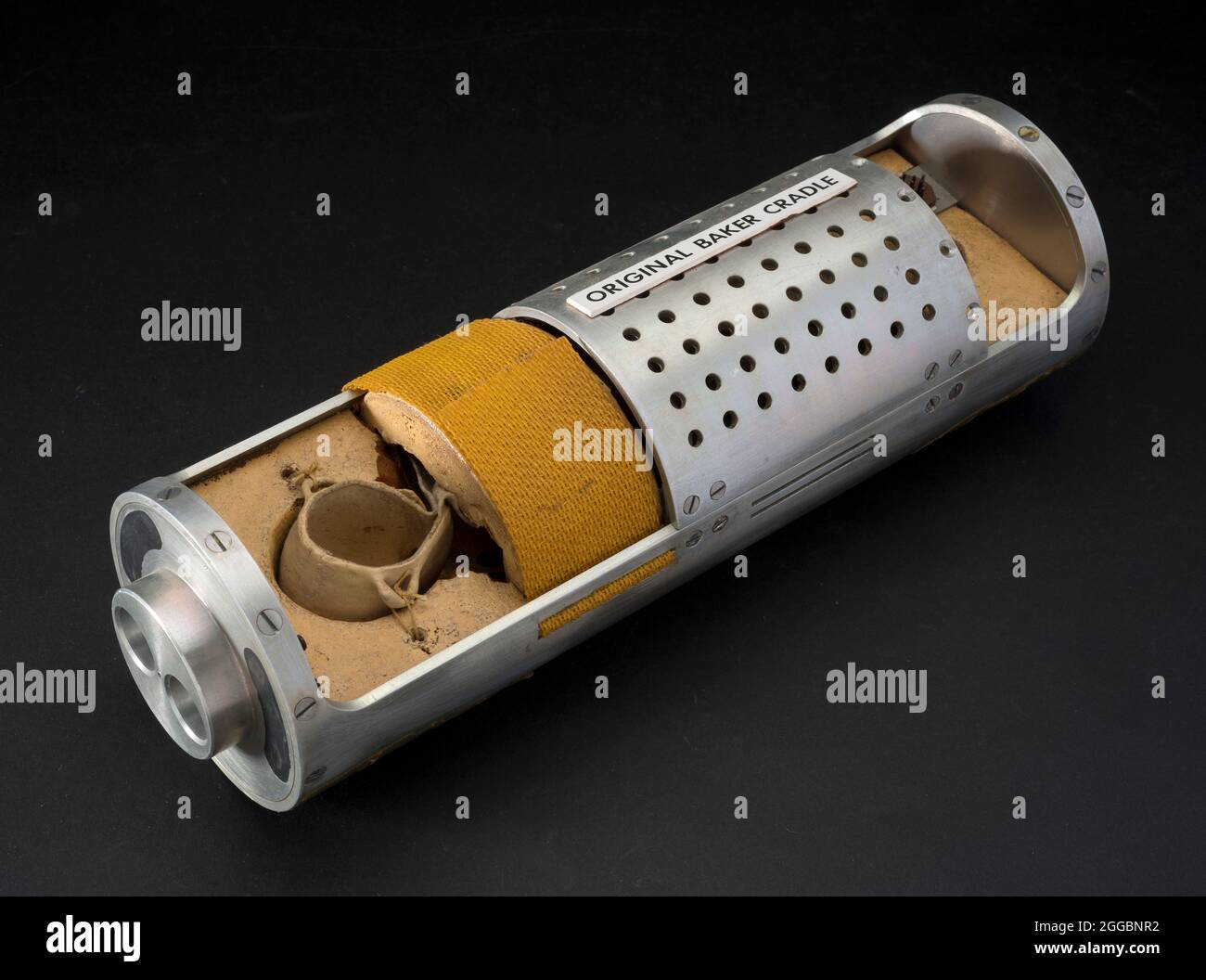 Diese Wiege sicherte Baker, eine weibliche Eichhörnchen-Affe, während des ersten Fluges in ihrer Biokapsel, um einen Primaten aus dem Weltraum zu erholen. Am 28. Mai 1959 startete eine Jupiter-Rakete der Army Ballistic Missile Agency in Cape Canaveral Baker und Able (ein weiblicher Rhesusaffen, der in einer separaten Kapsel untergebracht ist) in seinen Nasenkonus. Ihr biomedizinischer Zustand wurde während des gesamten Fluges im Rahmen von Experimenten des Verteidigungsministeriums überwacht, um die Auswirkungen der Raumfahrt auf lebende Tiere zu bestimmen. Sie erreichten eine Höhe von etwa 300 Meilen, eine Höchstgeschwindigkeit von 10,000 mph, und wurden lebend etwa 1,500 Meilen erholt Stockfoto