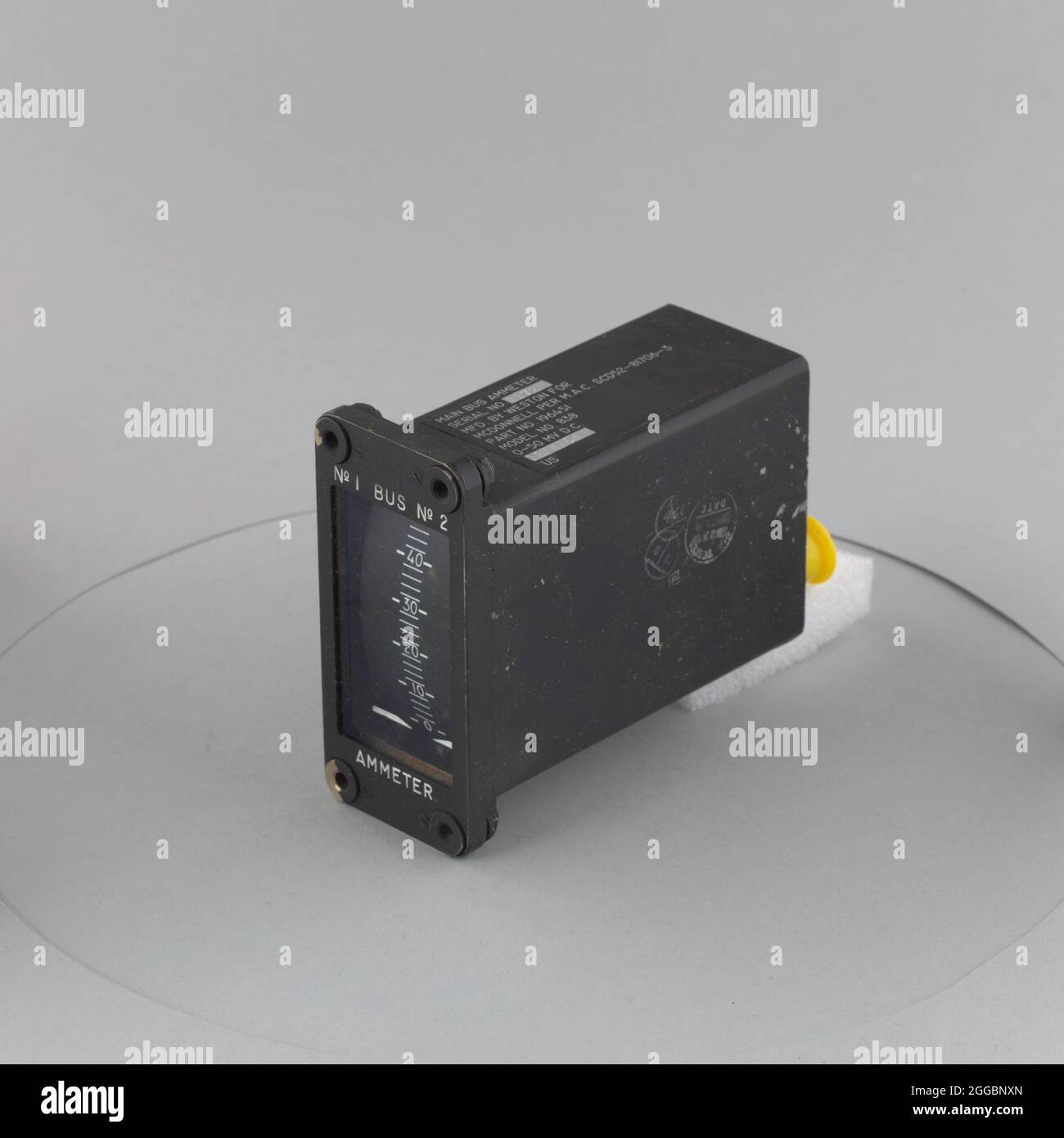 Dieser Amperemeter für den Hauptbus misst den Strom der in Gemini 3, IV und VI verwendeten Batterien Auf dem Gemini-Pilotentableau wurden auf der Skala Nr. 1 die Hauptbatterien 1 und 2 und auf der Skala Nr. 2 die Hauptbatterien 3 und 4 angezeigt. Brennstoffzellen ersetzten die Batterien bei Gemini V und VII bis XII Dieser Amperemeter flog nicht im Weltall. Weston Instruments machte das Artefakt und die NASA übertrug es 1972 an die NASM. Stockfoto