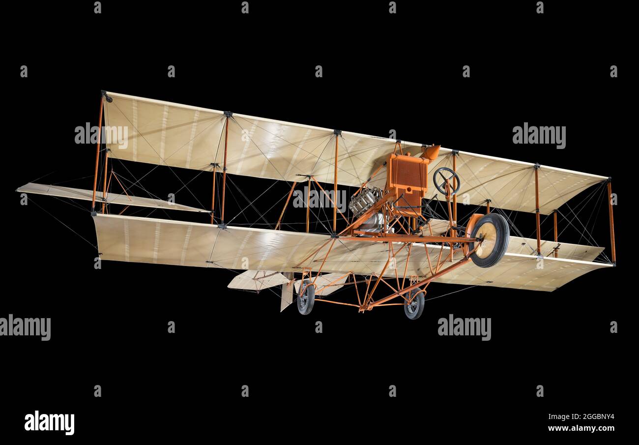 Drücker-Doppeldecker mit einem Curtiss V-8-Motor mit 50 PS. Oberflächen mit Stoffbezug hellgelb. Streben und Fahrwerk orange. Im Jahr 1909 wurde die G.H. Curtiss Manufacturing Company lieferte das erste Flugzeug der Firma, ein Stoßstan-Design mit Aufzügen in der Front, genannt Golden Flyer, an die New York Aeronautical Society. 1911 begann Curtiss, sich auf den Militärmarkt zu konzentrieren und verkaufte drei Flugzeuge an die US-Marine. Curtiss setzte die Entwicklung des Drückerdesigns mit der Entwicklung des D-II (der Golden Flyer wurde als Modell D angesehen) und des D-III, zu dem ein zweiter Satz Ele gehörte, fort Stockfoto