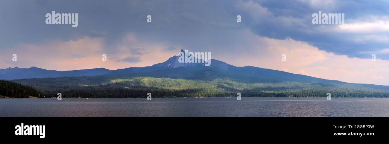 Panoramablick auf Mount Thielsen vom Diamond Lake, Oregon, USA Stockfoto