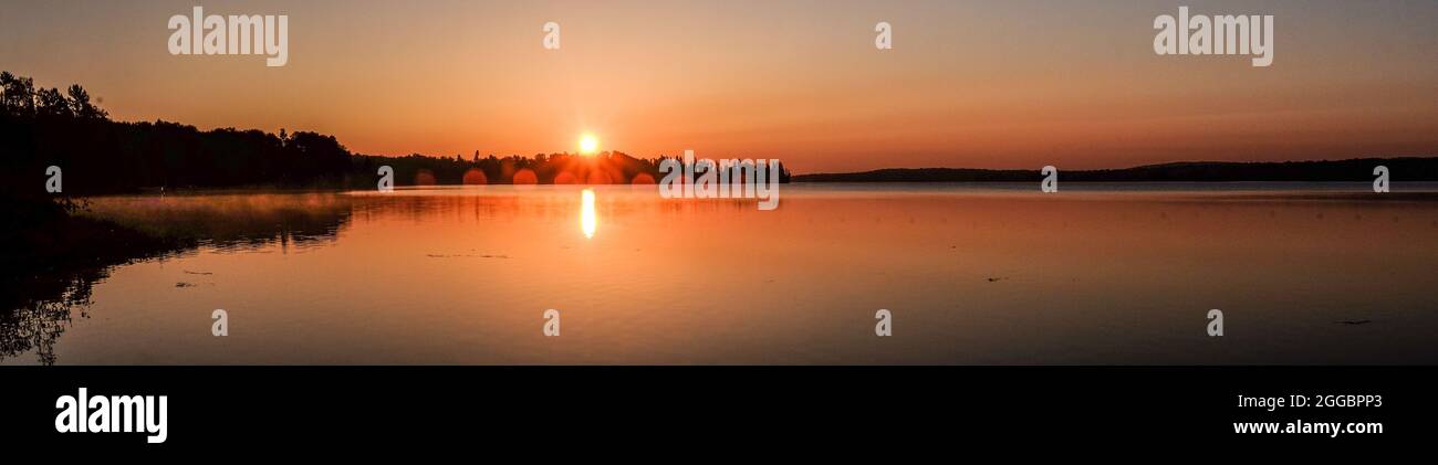 Panoramablick auf einen Sonnenaufgang über dem Devil Track Lake, im Norden von Minnesota, USA Stockfoto