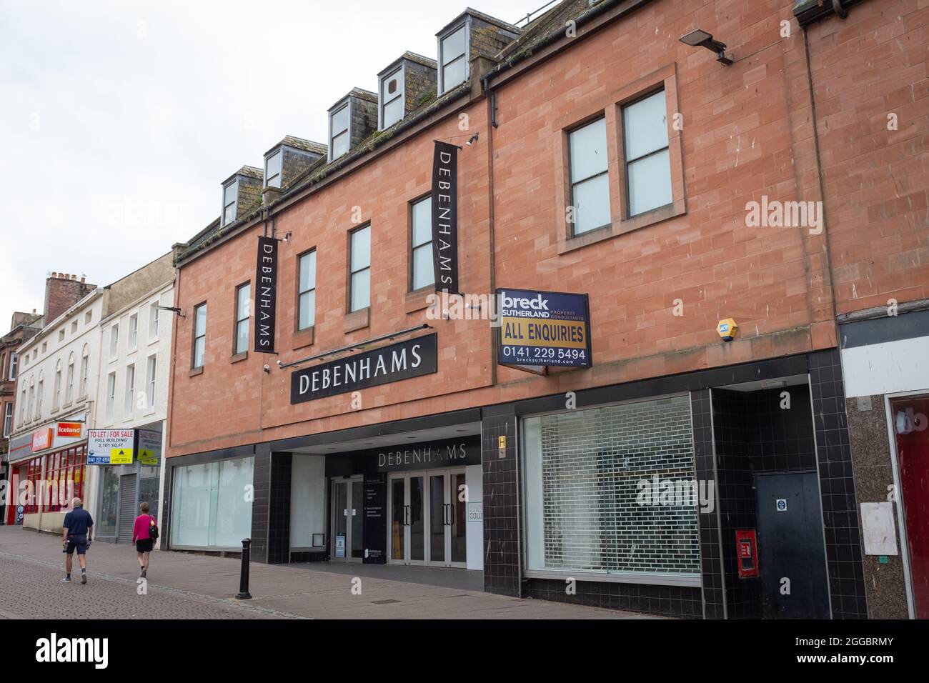 Das geschlossene Debenhams-Geschäft in der High Street, Dumfries, Schottland, im August 2021, ist ein Beweis für wirtschaftliche Probleme im Einzelhandel. Stockfoto