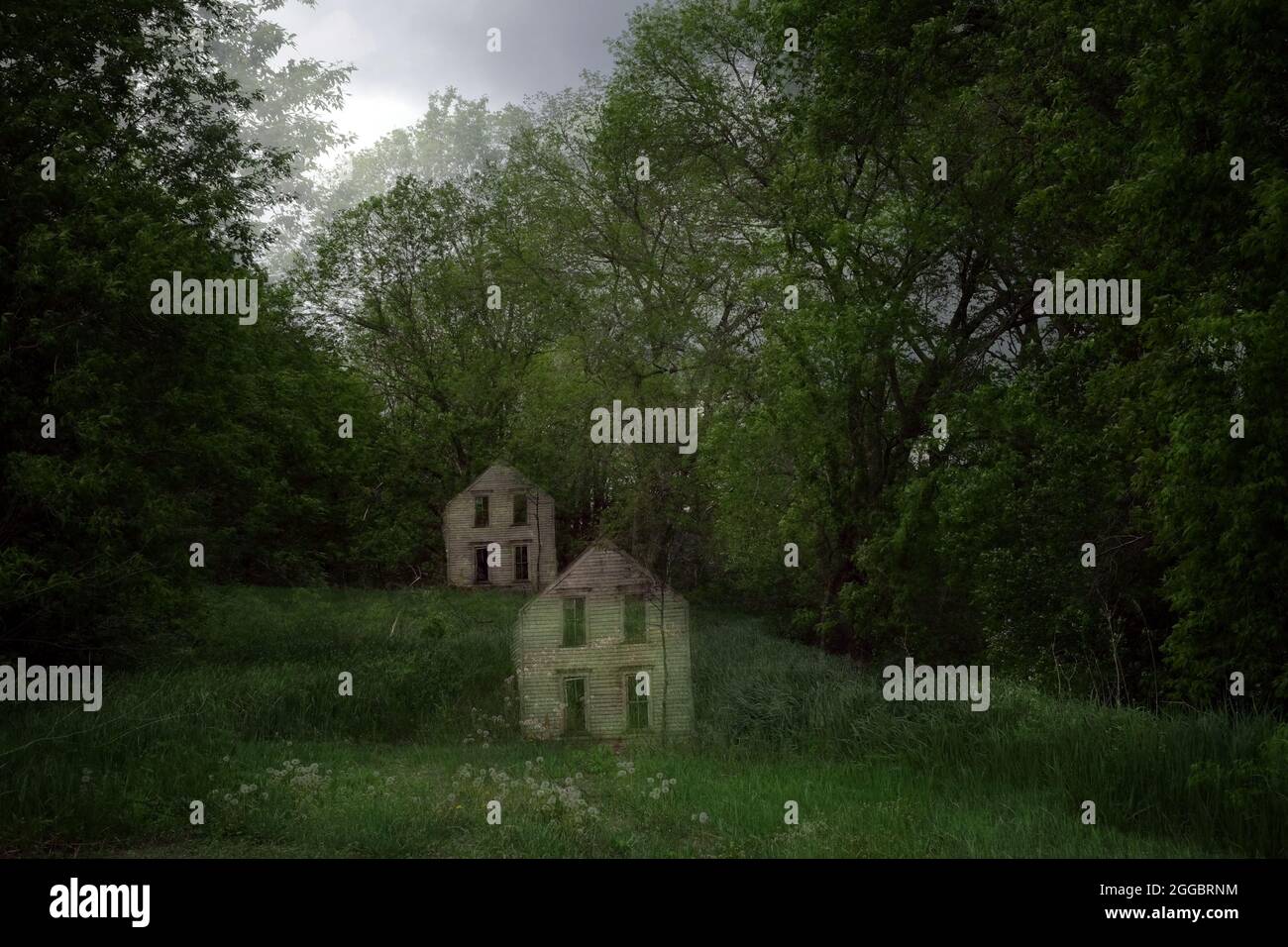 Doppelbelichtung eines verlassenen Bauernhauses im Süden von Minnesota, USA Stockfoto