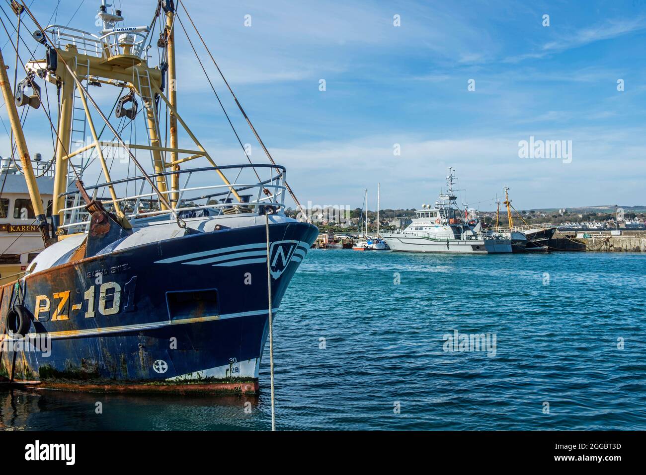Blue Trawler liegt am Hafen von Newlyn in der Nähe von Penzance an der Küste von South Cornwall Stockfoto