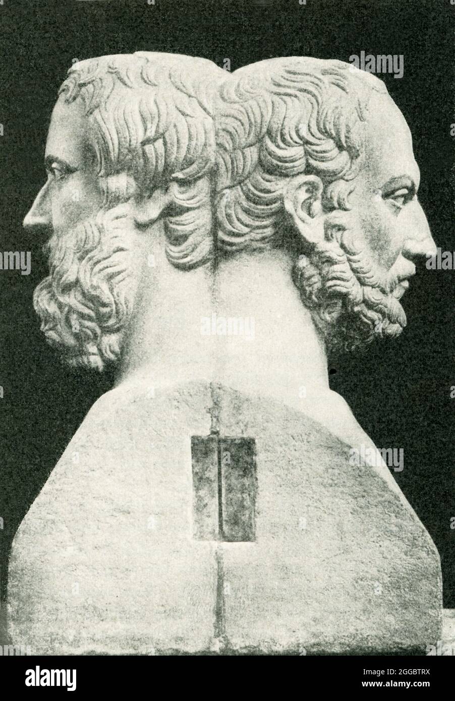 Hier sehen wir einen Doppelherm der antiken griechischen Historiker Herodot und Thukydides. In der antiken griechischen Religion war ein Herm ein heiliger Gegenstand aus Stein, der mit dem Kult des Hermes, dem fruchtbarkeitsgott, verbunden war. Stockfoto