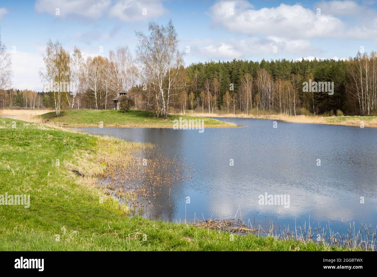 Ländliche russische Landschaft mit einem alten Holzpavillon. Michajlowskoje, Puschkinogorski Bezirk Pskow Oblast, Russland Stockfoto