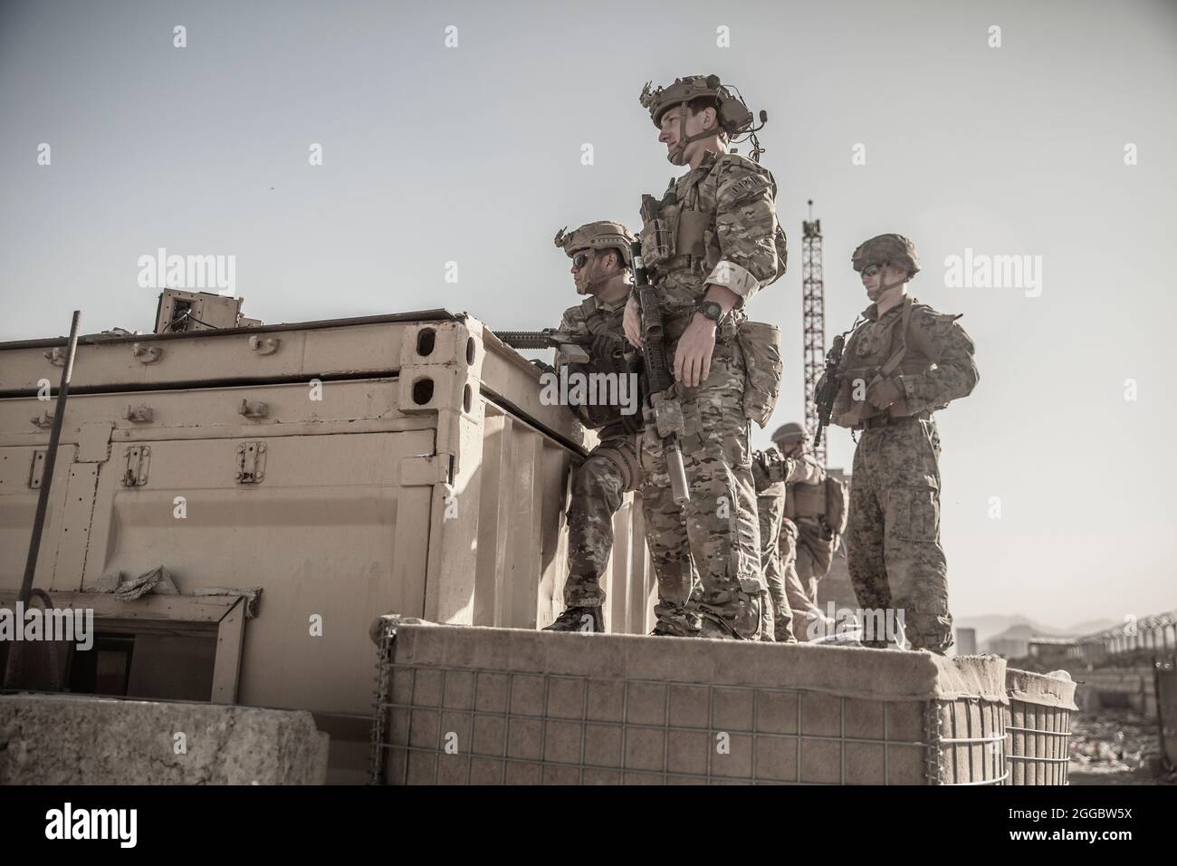 Kabul, Afghanistan. August 2021. US-Marineinfanteristen und das Krisenreaktionsteam der Special Purpose Marine Air-Ground Task Force sorgen während der Operation Allies Refuge am 26. August 2021 in Kabul, Afghanistan, für Sicherheit im Evakuierungskontrollzentrum am Hamid Karzai International Airport. Quelle: Planetpix/Alamy Live News Stockfoto