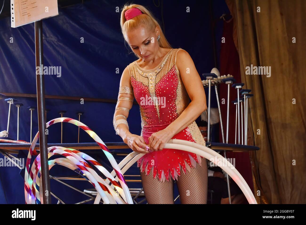 Kramatorsk, Ukraine. August 2021. Ein Künstler sah sich während der Kramatorsker Zeltshow an, wie er sich vorbereitete. Traditionelle Zeltshows sind im 21. Jahrhundert bei ukrainischen Menschen jeden Alters immer noch sehr beliebt. Kredit: SOPA Images Limited/Alamy Live Nachrichten Stockfoto