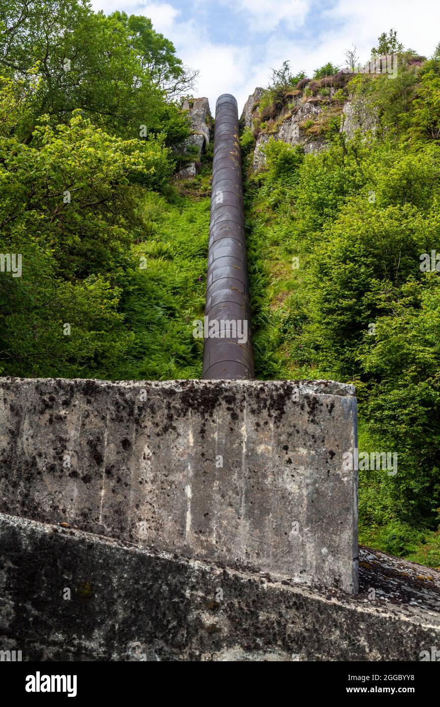 Eine der Leitungen, die Wasser zum Wasserkraftwerk in Dolgarrog, Snowdonia Nationalpark, transportieren Stockfoto