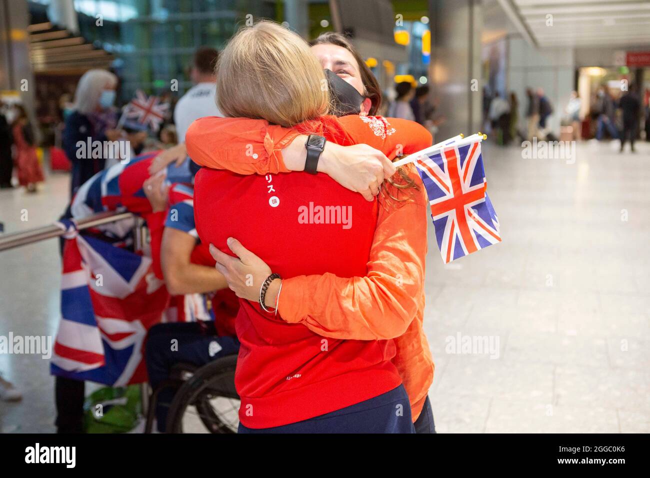 Die Goldmedaillengewinnerin Erin Kennedy wird von ihren Freunden begrüßt, als sie von den Paralympischen Spielen 2020 in Tokio am Flughafen London Heathrow ankommt. Bilddatum: Montag, 30. August 2021. Stockfoto