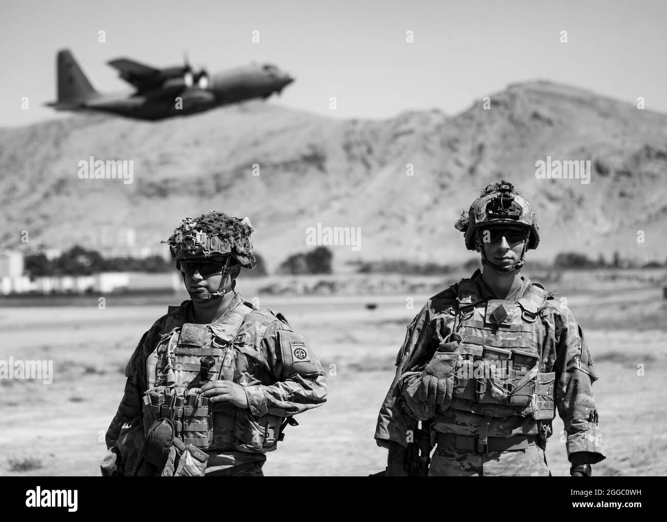 Zwei Fallschirmjäger, die dem Kampfteam der 1. Brigade, der 82. Luftlandedivision, zugewiesen sind, sorgen für Sicherheitskräfte, während ein C-130 Hercules während einer nicht kämpferischen Evakuierungsoperation in Kabul, Afghanistan, im August 25, abhebt. Das Verteidigungsministerium unterstützt das Außenministerium bei der Evakuierung von US-Zivilpersonal, Visa für Sondereinwanderer und anderen gefährdeten Personen aus Afghanistan so schnell und sicher wie möglich. (Foto des Verteidigungsministeriums) Stockfoto