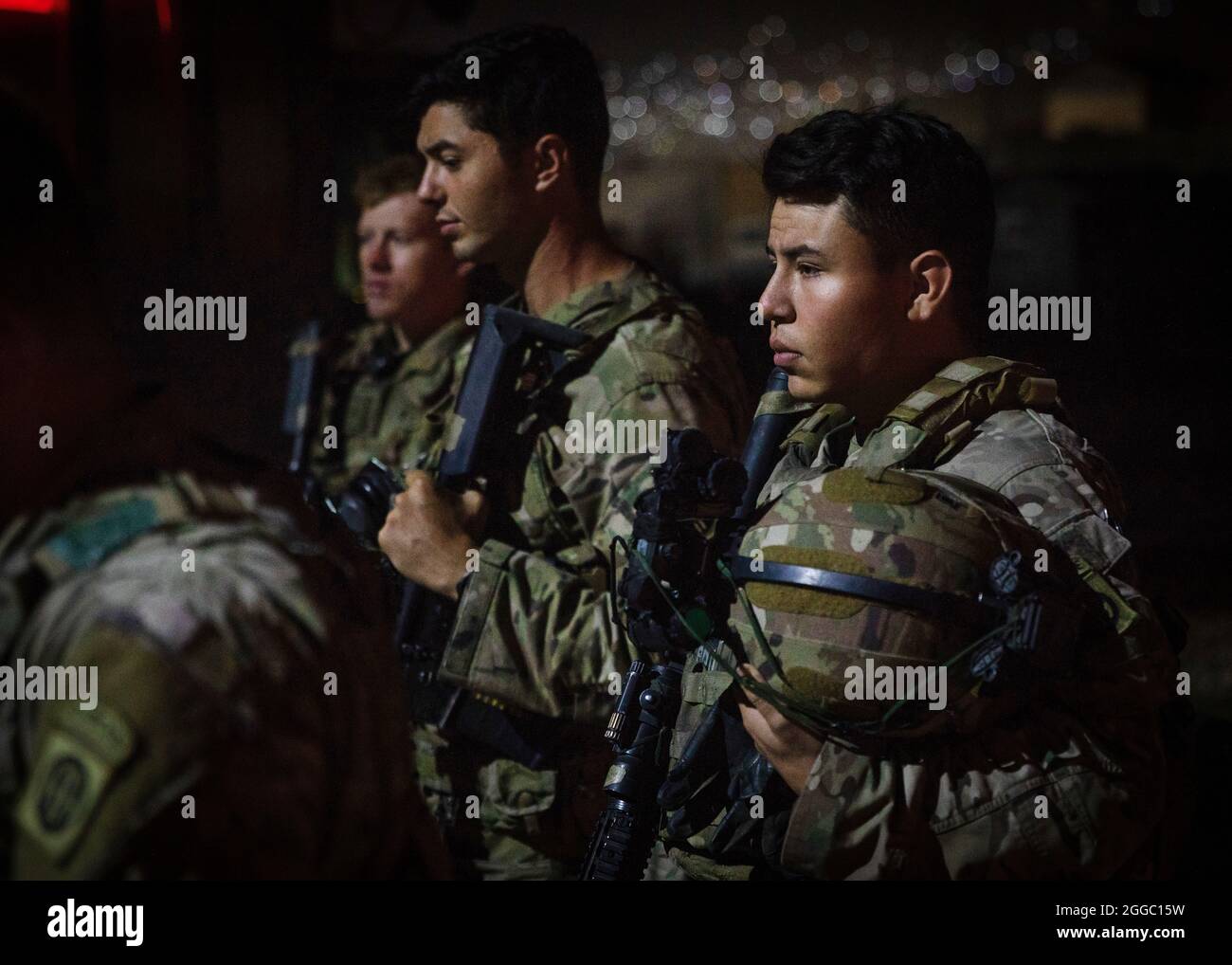 Fallschirmjäger, die dem Kampfteam der 1. Brigade, der 82. Luftlandedivision, zugewiesen sind, erhalten einen Schichtwechsel, bevor sie die Kontrolle über einen Kontrollpunkt am Hamid Karzai International Airport in Kabul, Afghanistan, übernehmen, 25. August 2021. Die 82. ABN. Div. Unterstützt weiterhin die sichere Evakuierung von US-Bürgern, Visa für Sondereinwanderer und anderen gefährdeten Afghanen aus Afghanistan so schnell und sicher wie möglich. (USA Foto der Armee) Stockfoto