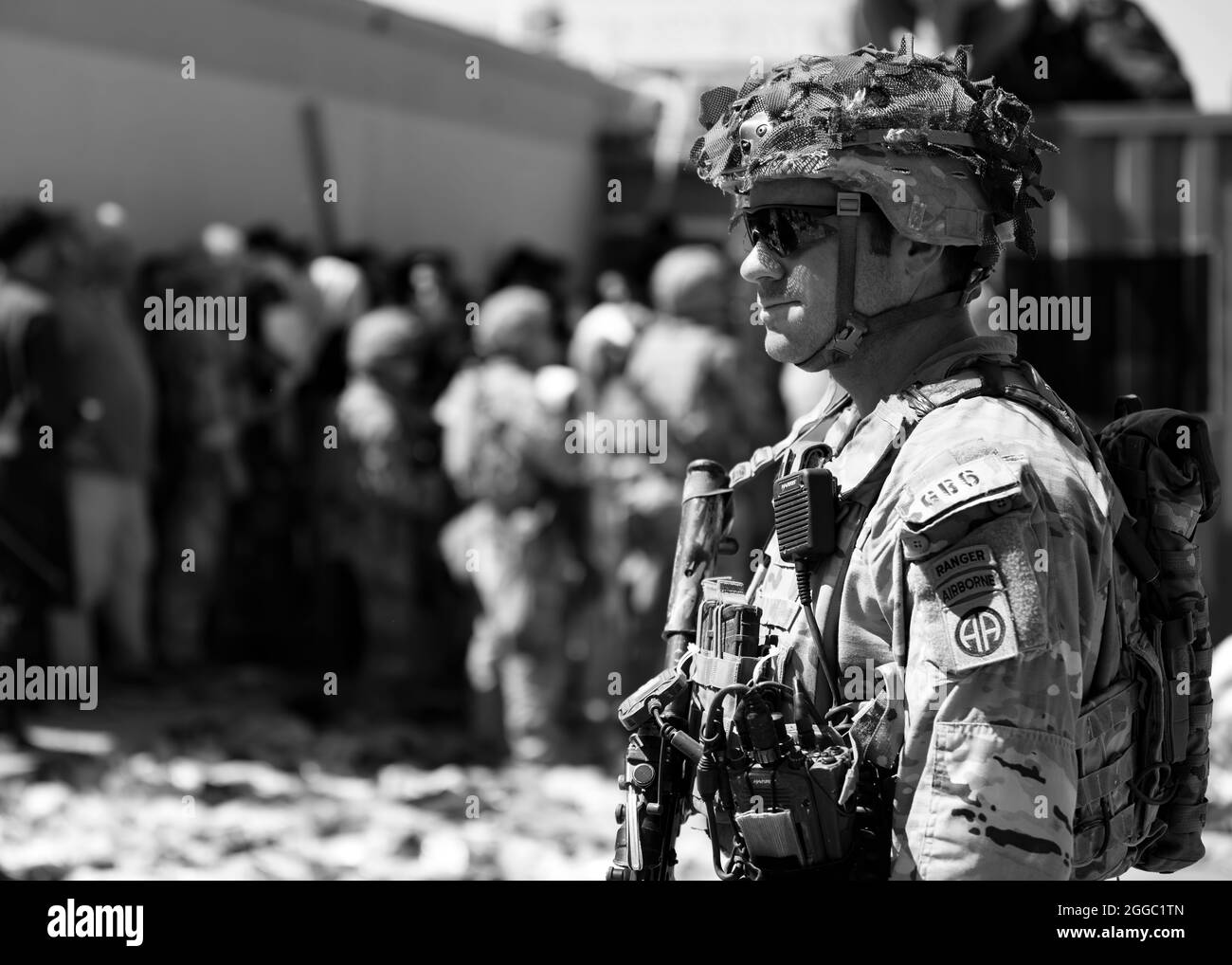 Die 82nd Airborne Division ist ein Fallschirmjäger, der dem Kampfteam der 1. Brigade zugewiesen ist und Sicherheit leistet, da die Division weiterhin dazu beiträgt, die sichere Evakuierung von US-Bürgern, Visa-Antragstellern für Sondereinwanderer, Und andere gefährdete Afghanen, die so schnell und sicher wie möglich vom Hamid Karzai International Airport in Kabul aus Afghanistan abfliegen, 26. August 2021. Stockfoto