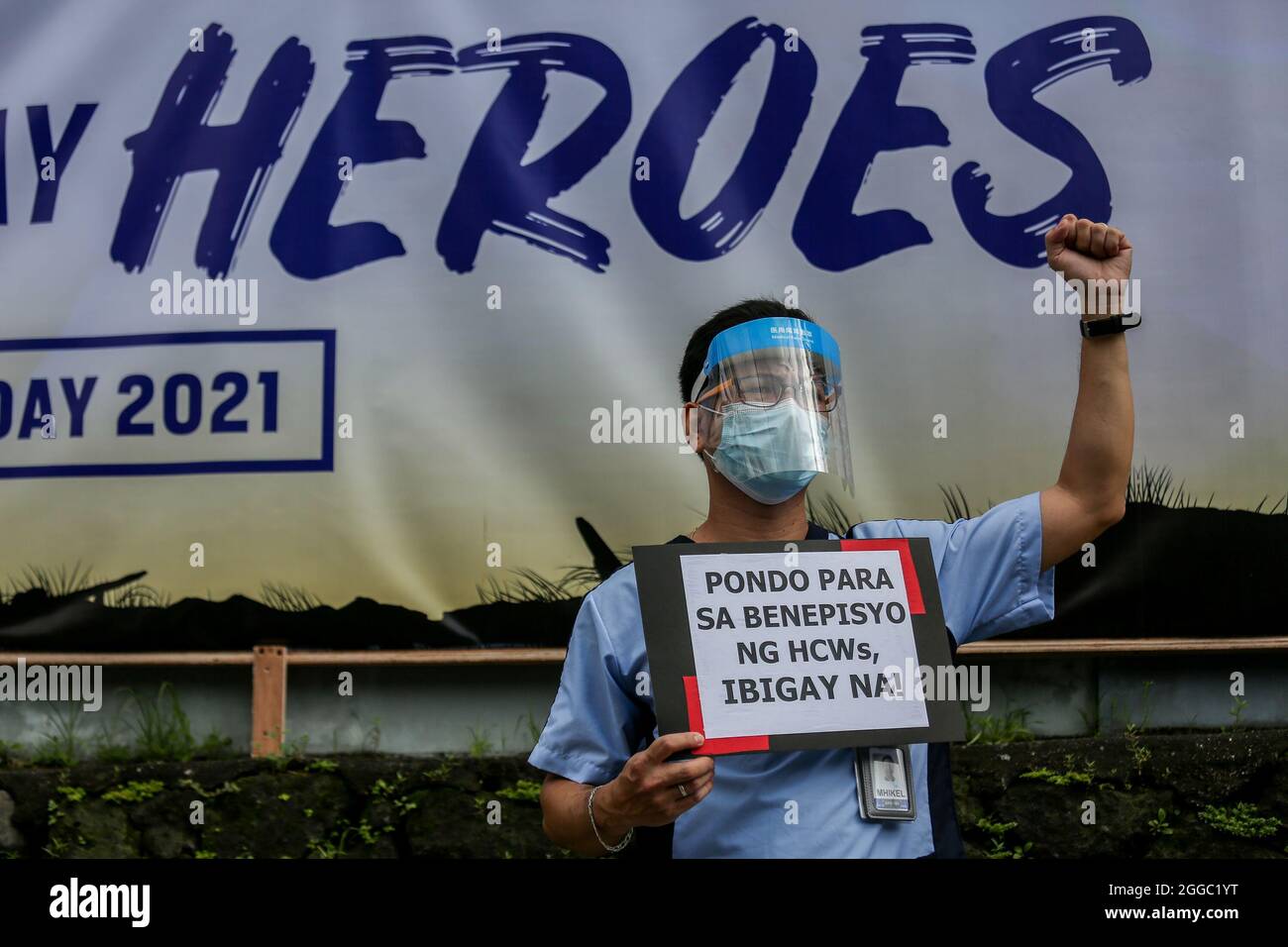 Metro Manila, Philippinen. August 2021. Ein Mitarbeiter des Gesundheitswesens trägt ein Schild während eines Protestes zum Nationalheldentag vor dem St. Luke's Medical Center in Quezon City. Die Gruppe forderte die Regierung auf, Mittel für Leistungen und einen angemessenen Schutz für medizinisches Personal freizugeben, das angesichts der Zunahme der COVID-19-Fälle im Land weiterhin gefährdet ist. Kredit: Majority World CIC/Alamy Live Nachrichten Stockfoto