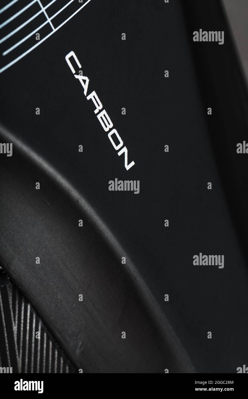 Verbundprodukt aus Kohlefaser mit der Aufschrift CARBON und einer Distanzskala. Makro, Nahaufnahme Stockfoto