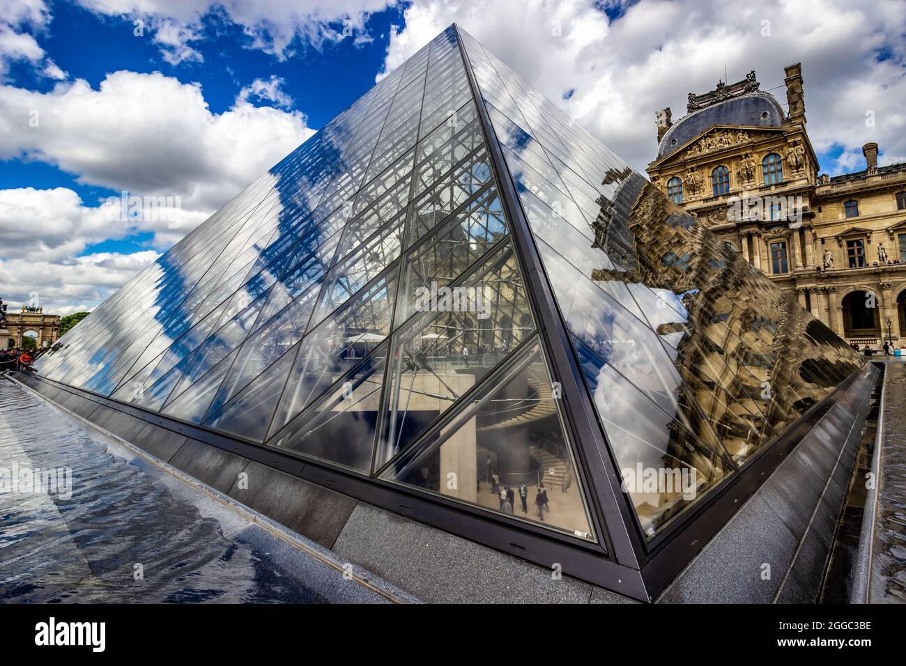 Das Louvre Museum Pyramide Stockfoto