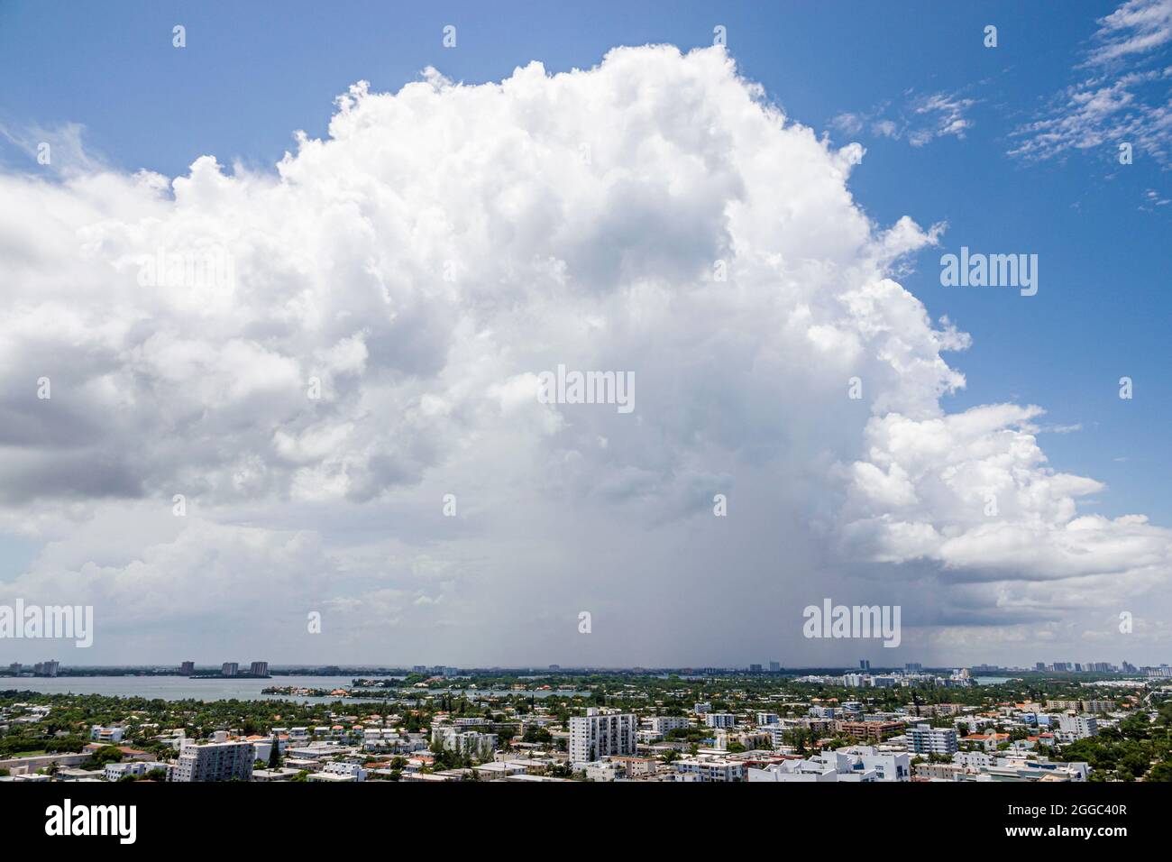 Miami Beach Florida North Beach Luftaufnahme von oben Blick Sommerwetter regen Wolken Regenwolken Regenzeit Stockfoto