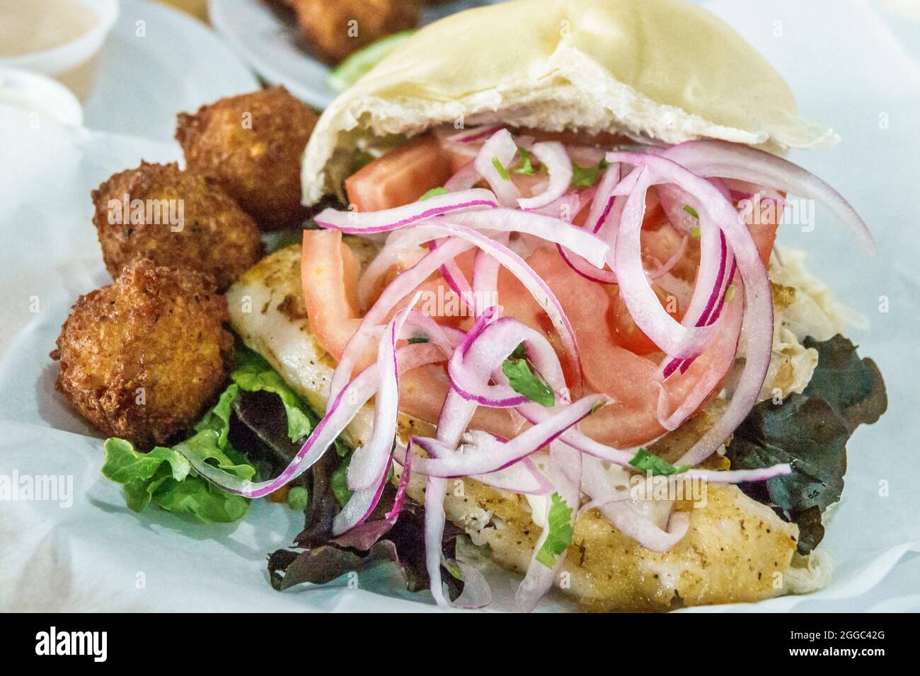 Miami Florida Flagler Street La Camaronera Seafood Joint & Fish Market Restaurant innen corvina geschwärzter Fisch Sandwich Zwiebeln Tomaten Konz Stockfoto