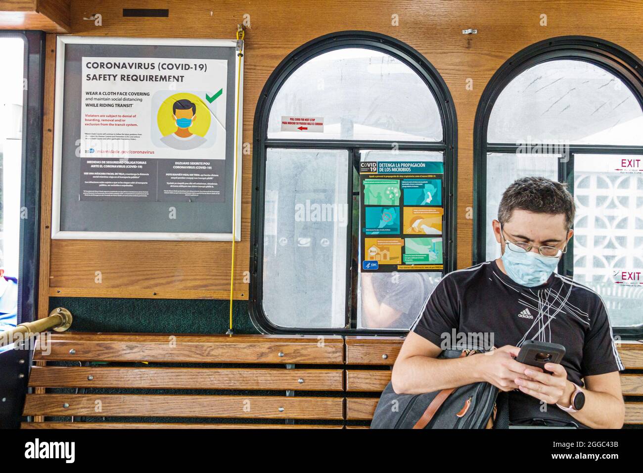 Miami Beach Florida kostenlose Trolley öffentlichen Verkehrsmitteln tragen Maske Nachricht Covid-19 Gesundheit Krise Pandemie Coronavirus CDC Anleitung Hispanic Mann Stockfoto