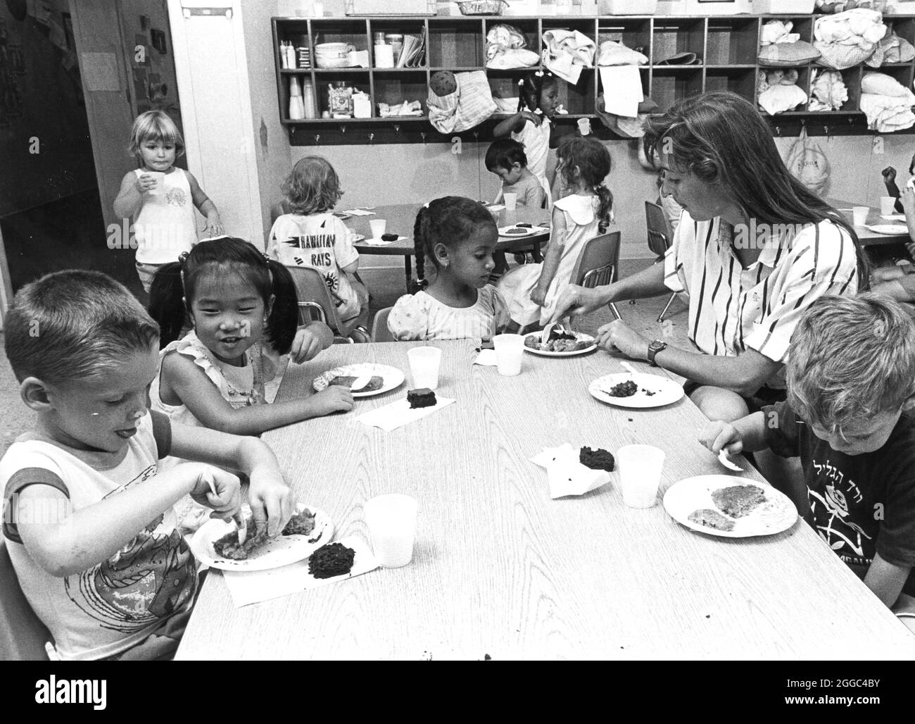 Austin Texas USA, um 1989: Kinder und Lehrer essen in einer Tagesstätte zu Mittag. KEINE Ausweise ©Bob Daemmrich Stockfoto